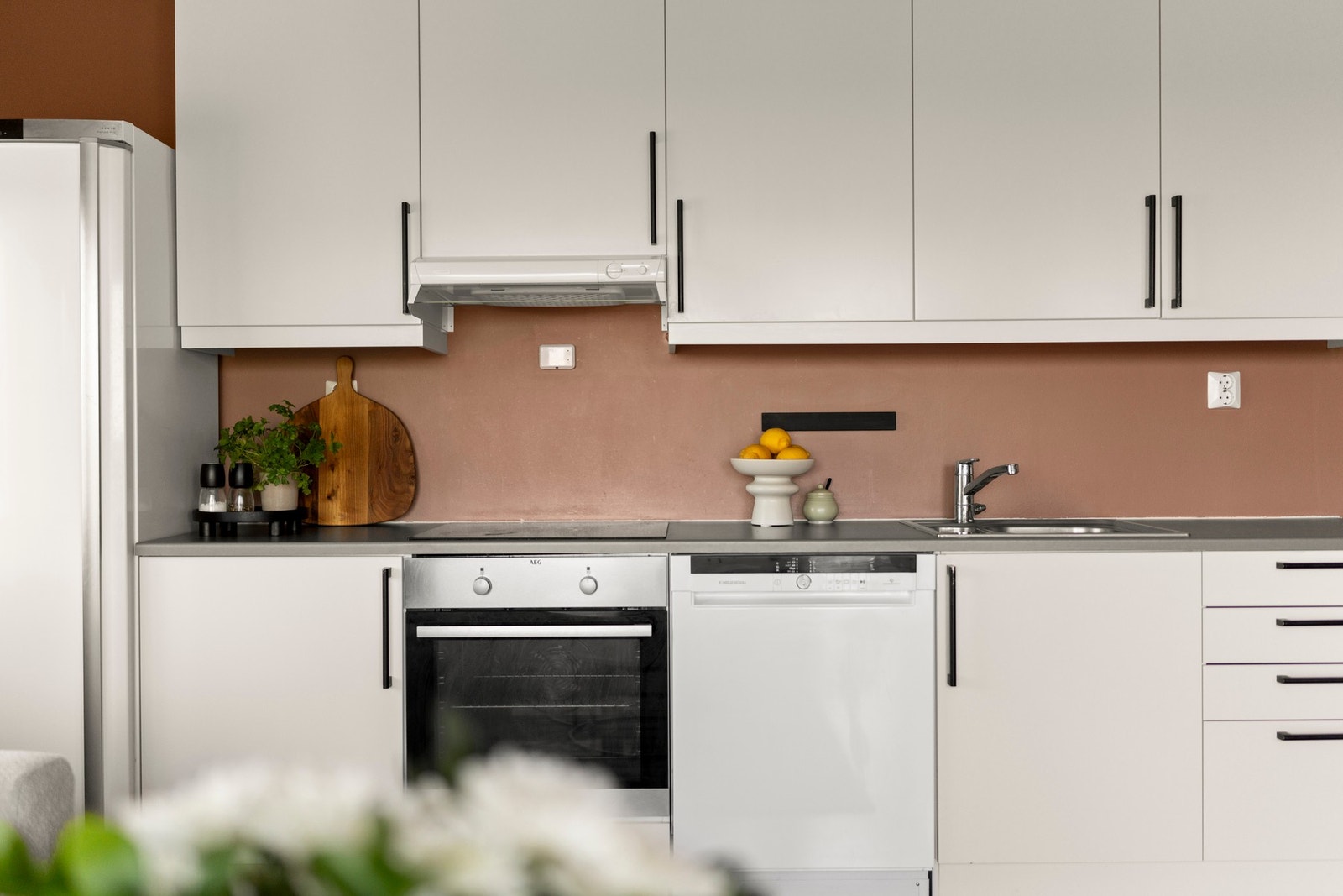 Kjøkkenet er fra Sigdal og har innredning med glatte fronter og benkeplate av laminat. Galleribilde