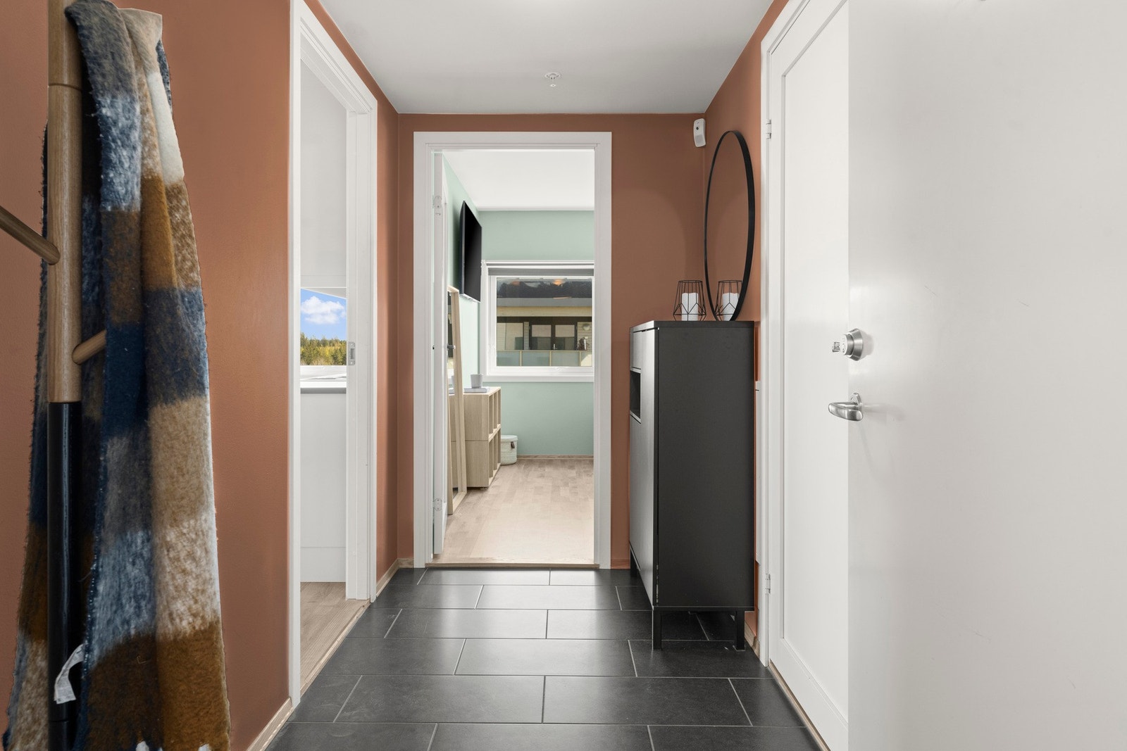 Gangen er lys og romslig og har plass til kommode, skap eller lignende. Galleribilde