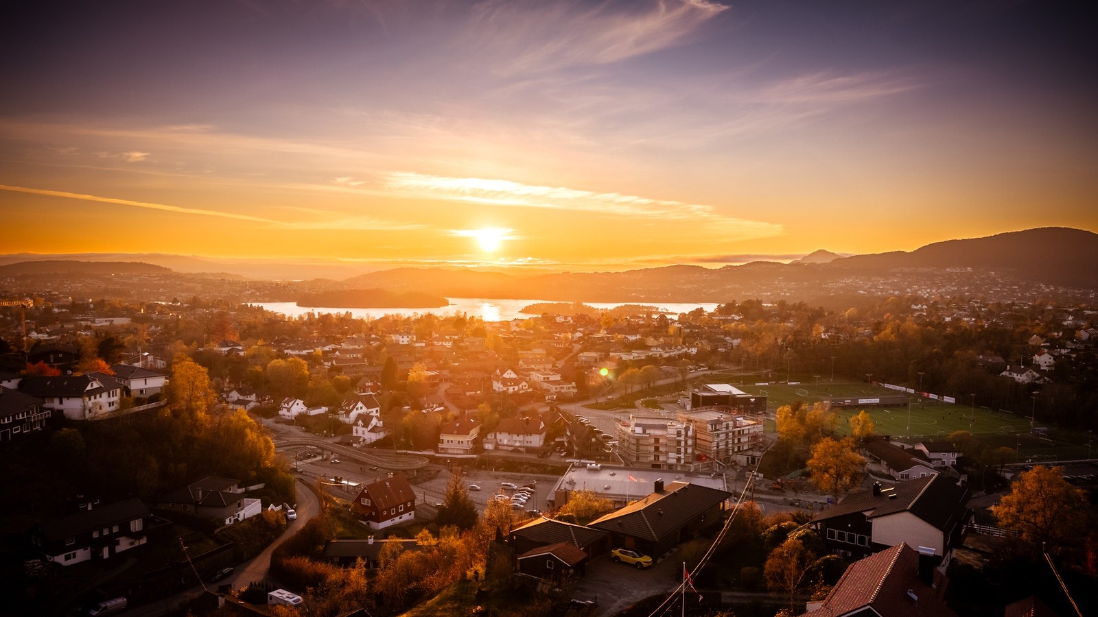 Midtsommerstid kommer solen inn ca. kl. 06 på fremsiden, der kjøkkenet vender ut mot et koselig og hageparti. Galleribilde