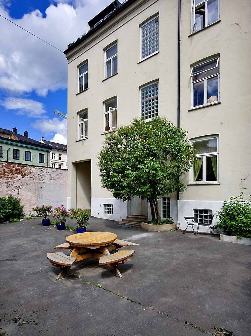 Hyggelig bakgård Galleribilde