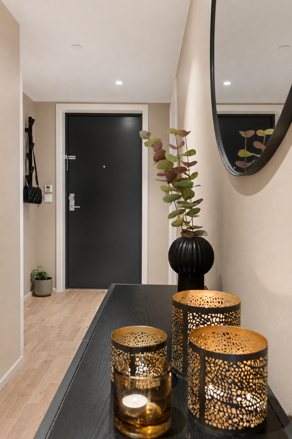 Lenger inn i leiligheten finner du gangen som fører til både badet og toalettrommet. NB! Bilde er AI-generert og veggene er malt i en annen farge! Galleribilde