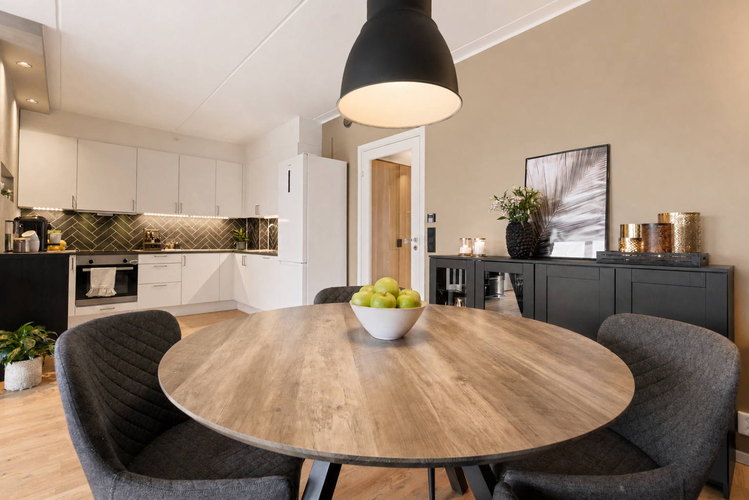 Her er det rikelig med plass til både spisebord og sofagruppe, noe som gir deg muligheten til å skape et komfortabelt og funksjonelt oppholdsrom for familie og venner. NB! Bilde er AI-generert og veggene er malt i en annen farge! Galleribilde
