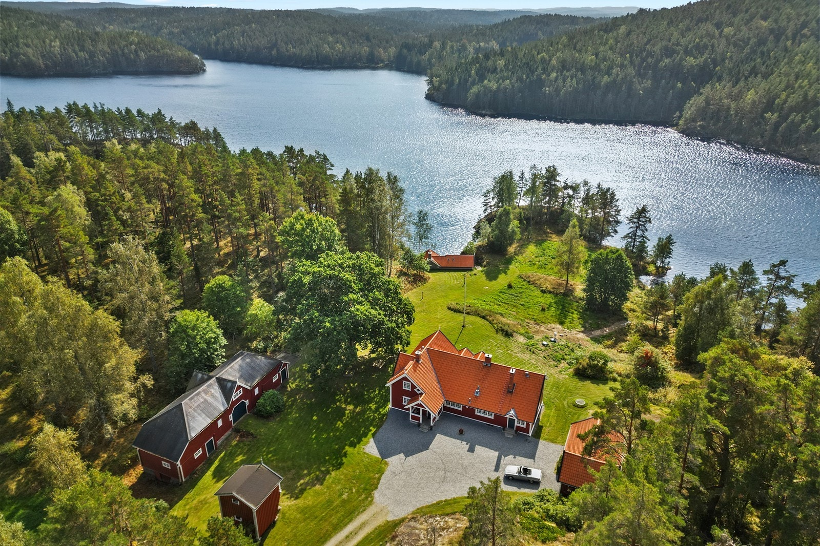 Vakkert og slående naturskjønt til Trollnesvannet Galleribilde