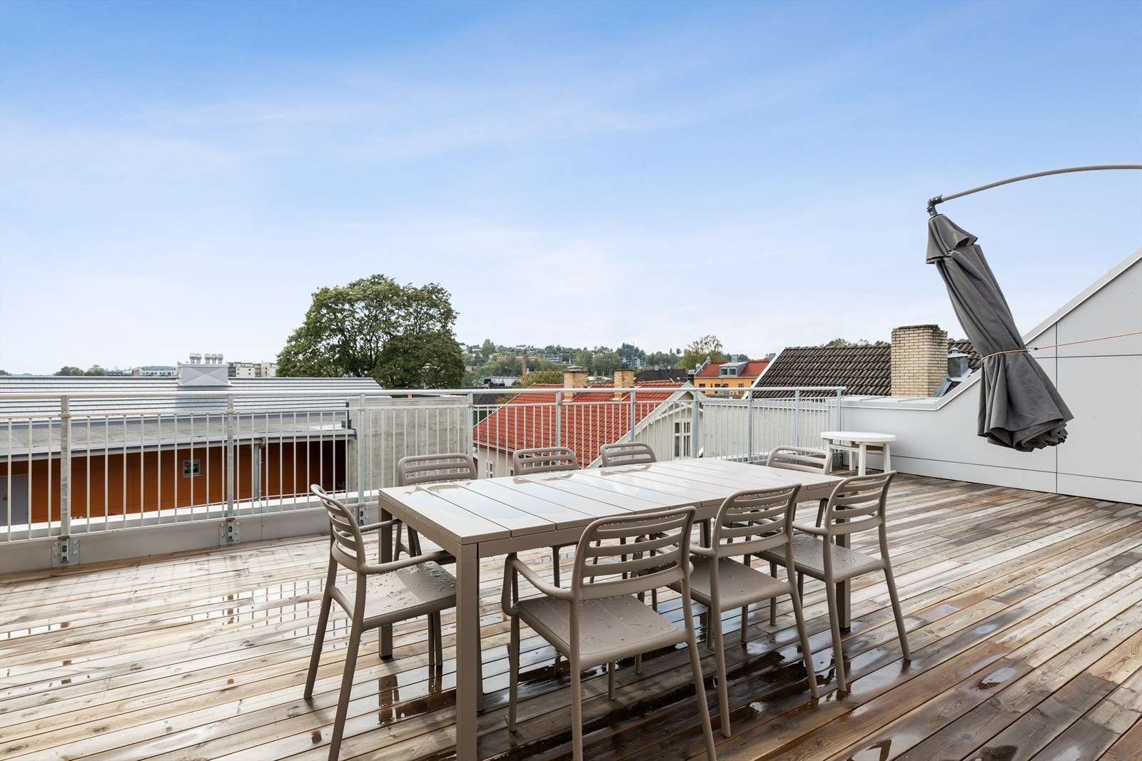 Felles takterrasse med romslig plass. Takterrassen vender mot sør og byr på strålende solforhold fra tidlig dag til langt utpå kvelden, perfekt for late sommerdager og stemningsfulle kvelder under åpen himmel. Galleribilde