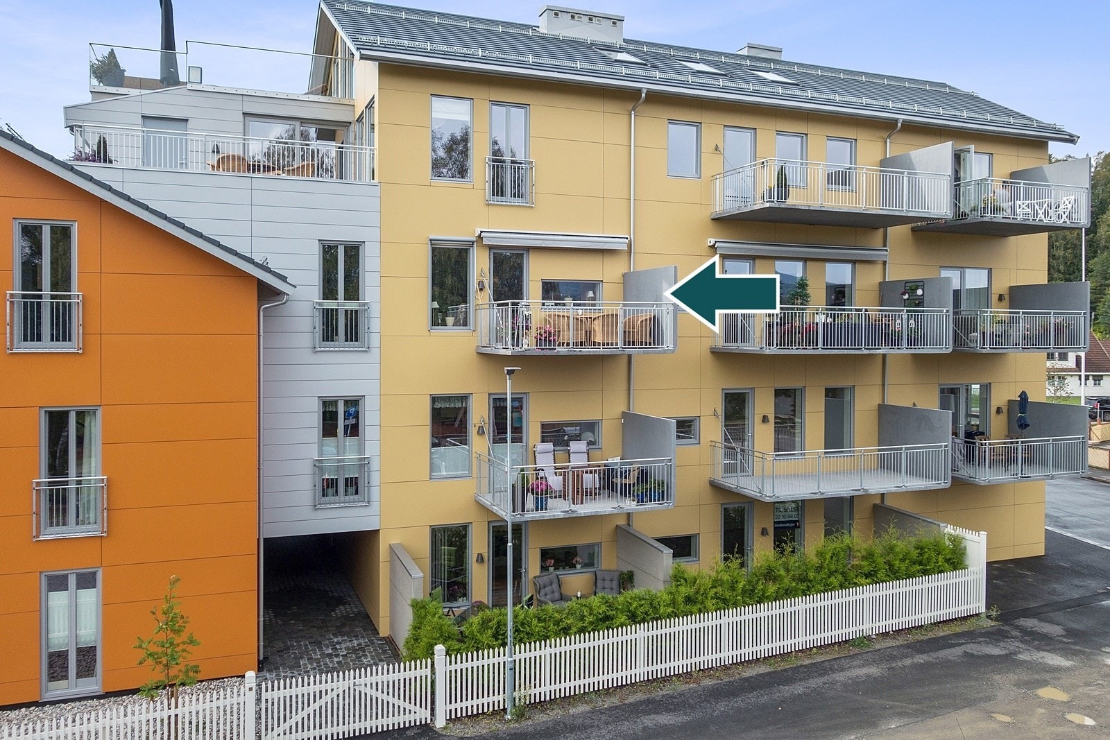 Leiligheten ligger attraktiv til i tredje etasje, midt i byen og uten bebyggelse foran. Her får du åpen utsikt, rikelig lys og en luftig atmosfære, med Storelva og sentrum like ved. Et privat og solrikt hjem med en unik beliggenhet i Hønefoss. Galleribilde