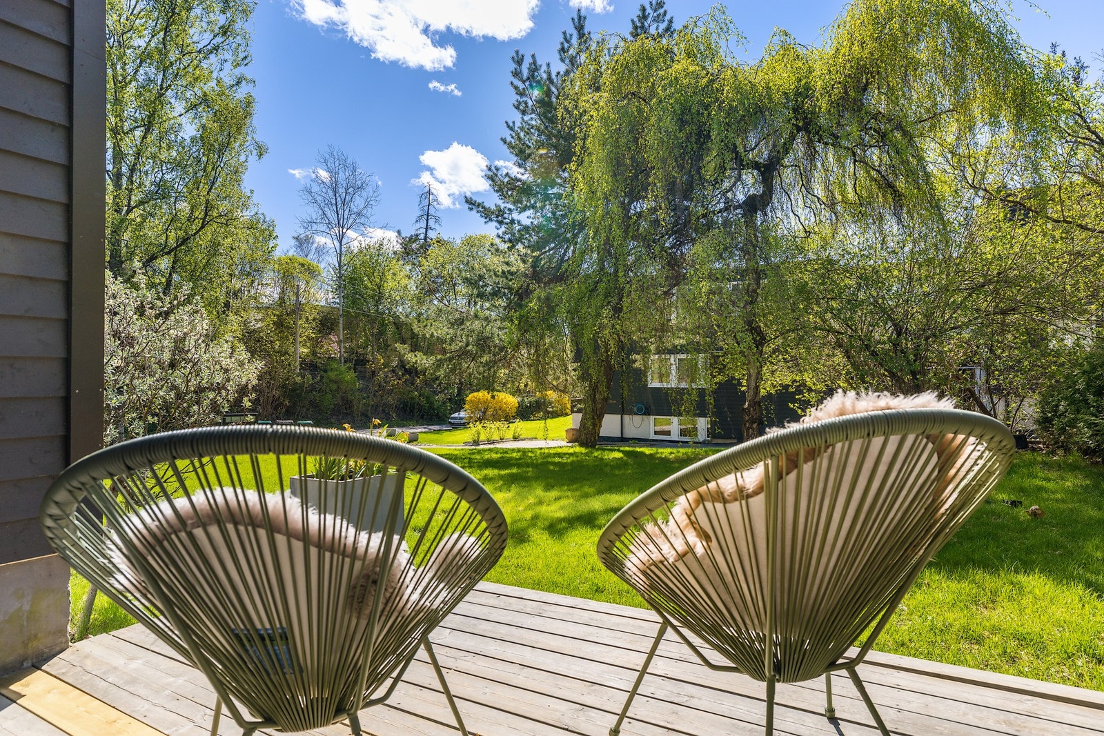 I 1. etasje er det utgang til terrasse og hage fra gangen Galleribilde
