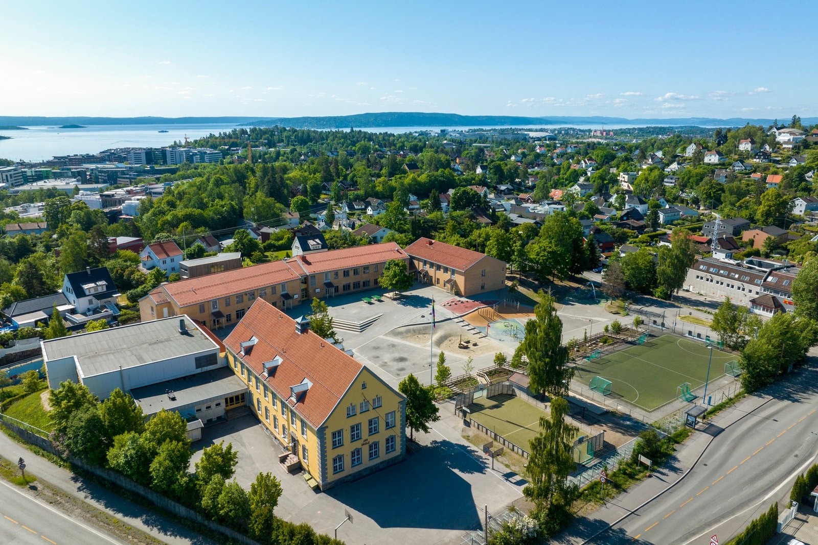 Jar barneskole i fin gangavstand fra huset Galleribilde