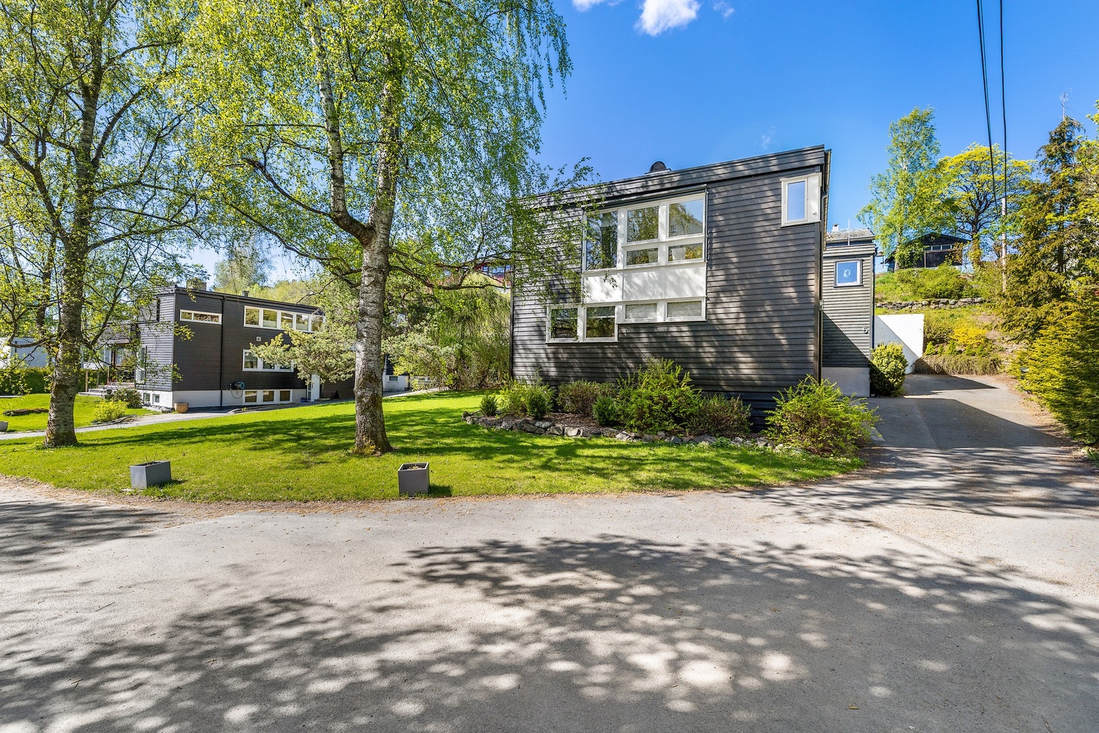 På enden av tomten er det plass til to biler i tillegg til carporten Galleribilde
