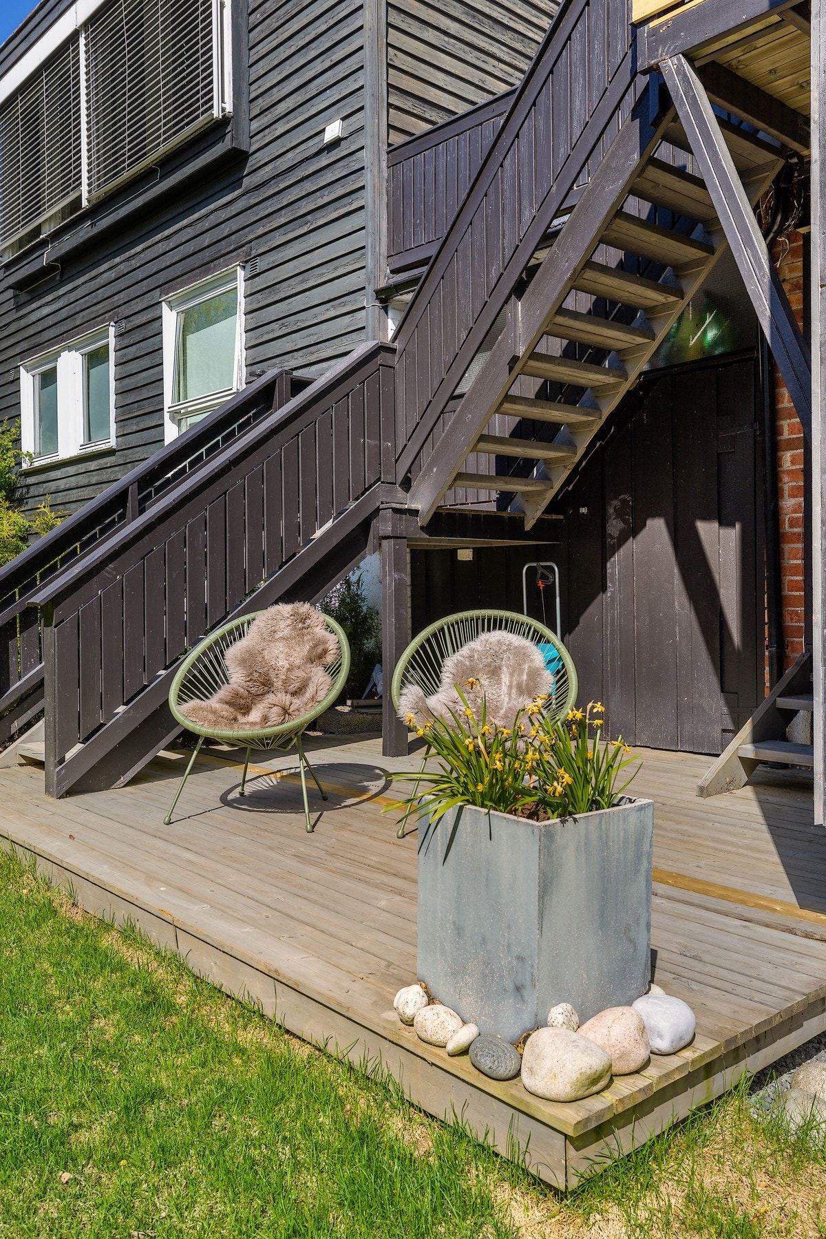 Fra takterrassen utenfor stue og kjøkken er det trapp ned til markterrassen Galleribilde