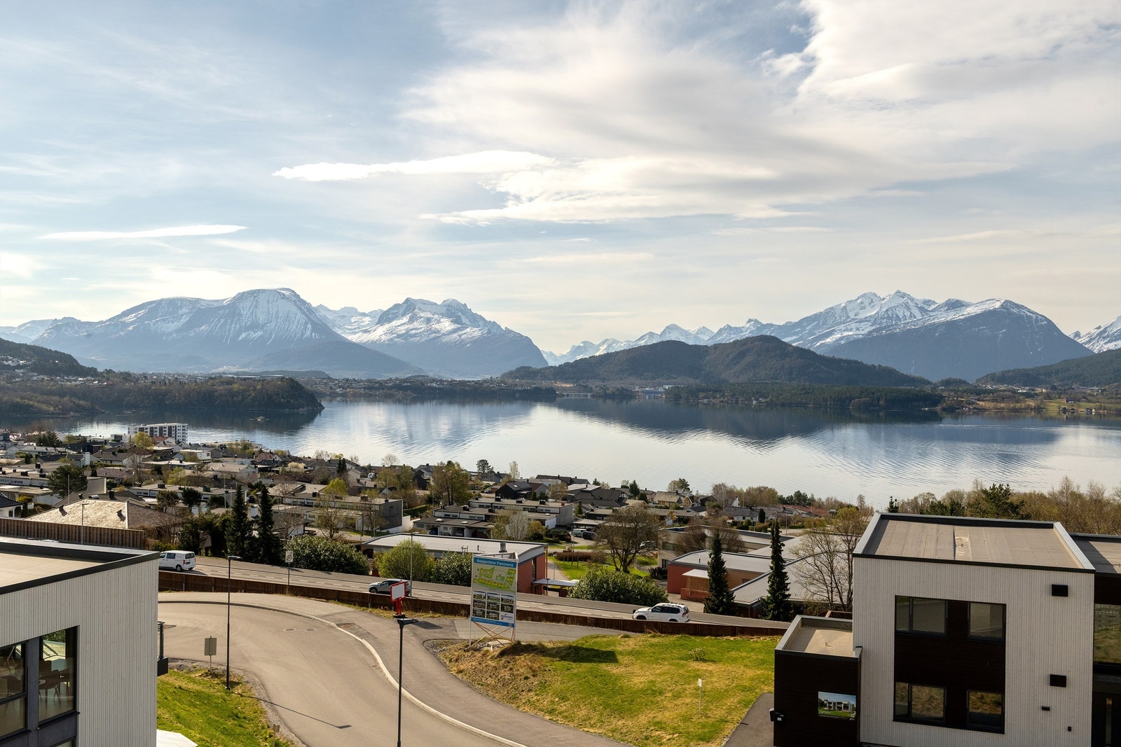 Nærhet til fine turområder, blant annet langs Fjordstien som går fra Furmyra til Bogneset eller flotte turstier på Åsemulen bak eiendommen Galleribilde