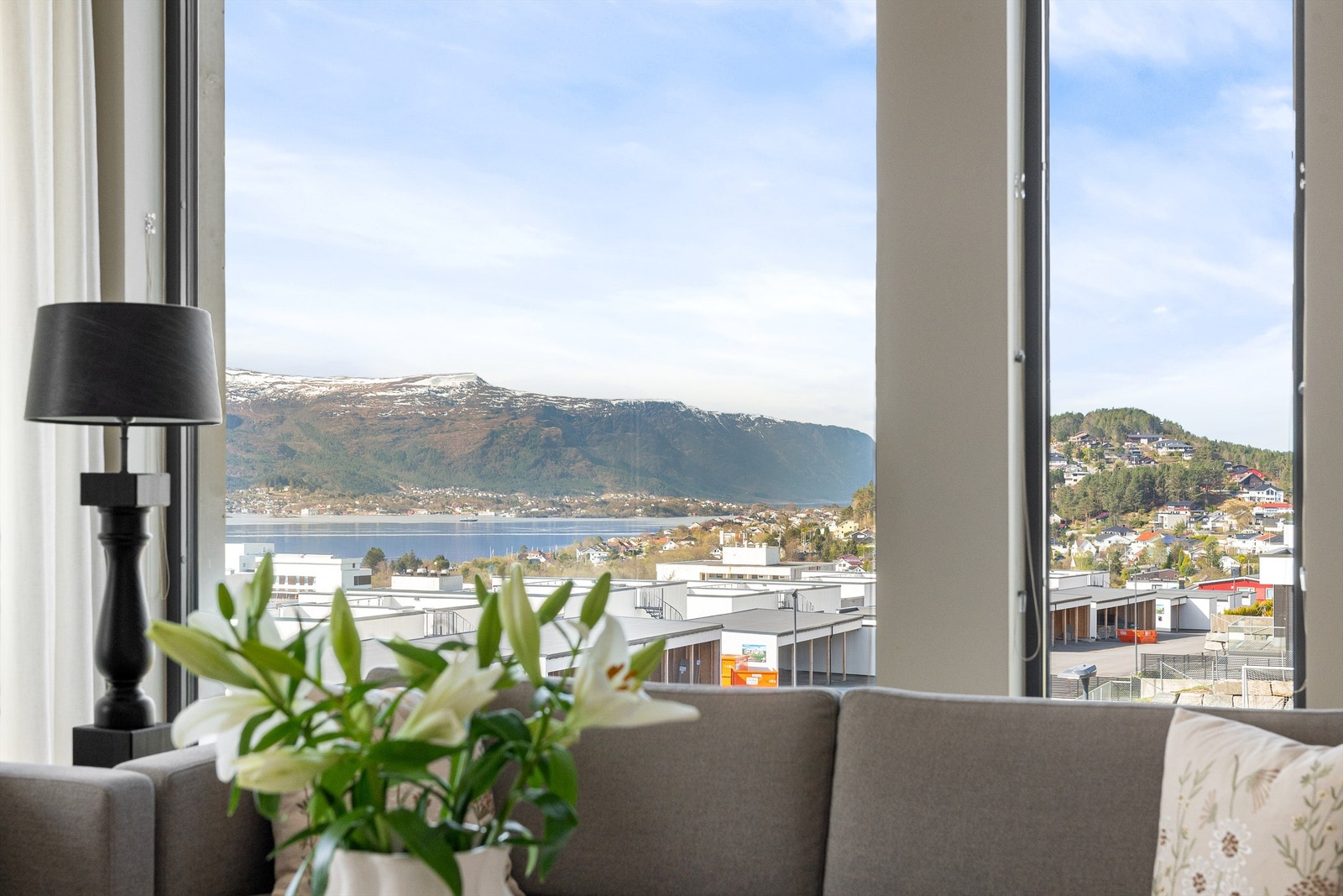 Fra leiligheten ser man utover nærområdet på Øvre Åse, med kort vei til både Moa og Ålesund sentrum Galleribilde