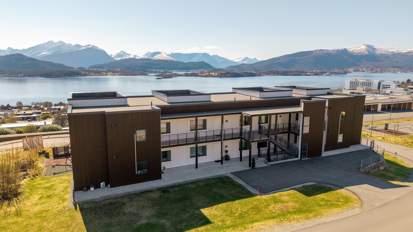 Beliggenheten er sentral på Øvre Åse, med gangavstand til Ålesund sykehus og kort vei til Moa Galleribilde