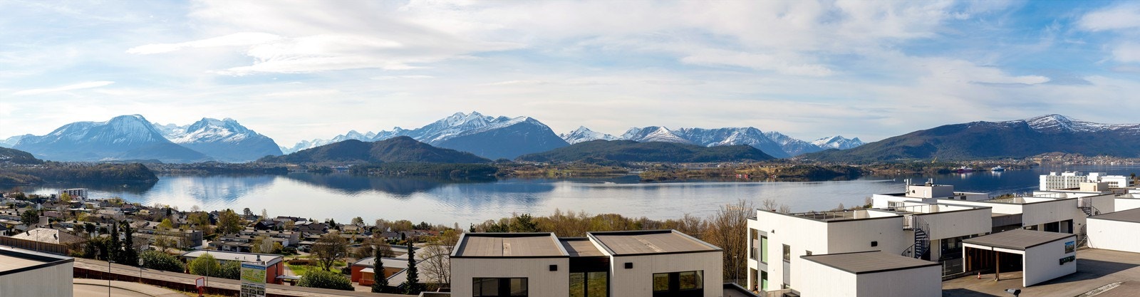 Et bredt utsyn over Borgundfjorden og det omkringliggende landskapet Galleribilde