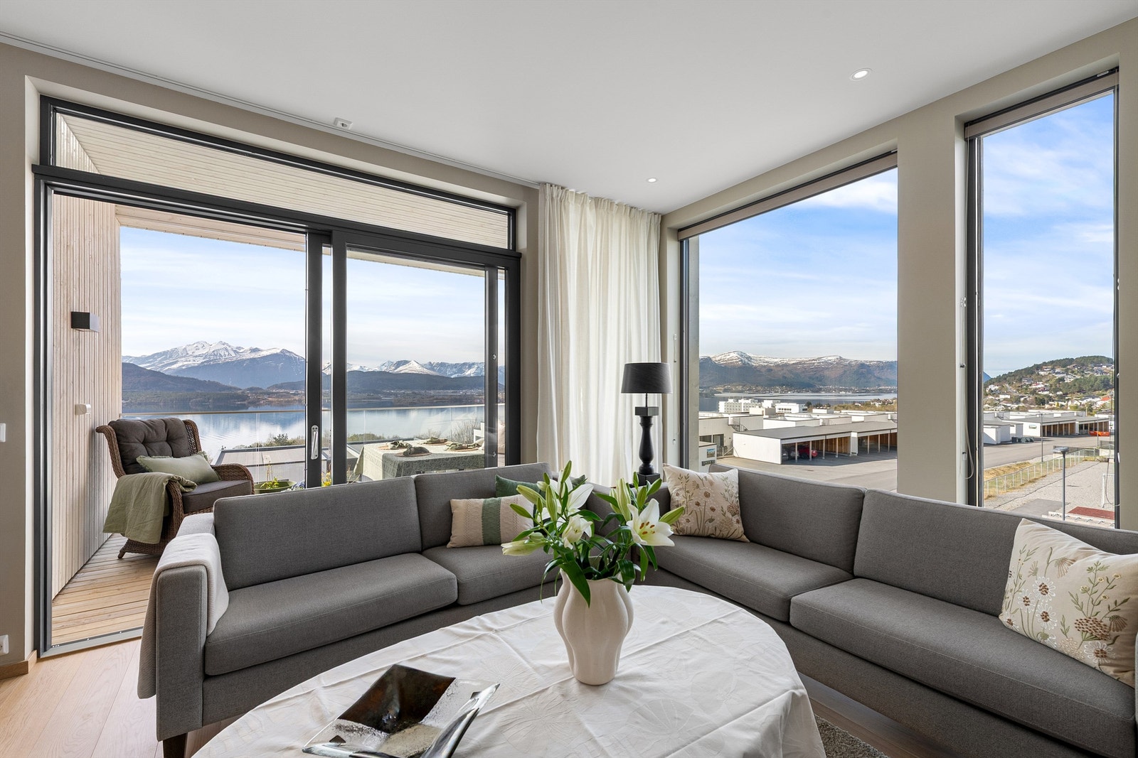 Hjørneplasseringen utnyttes maksimalt med vinduer i to retninger. Skyvedøren åpner direkte ut til balkongen Galleribilde