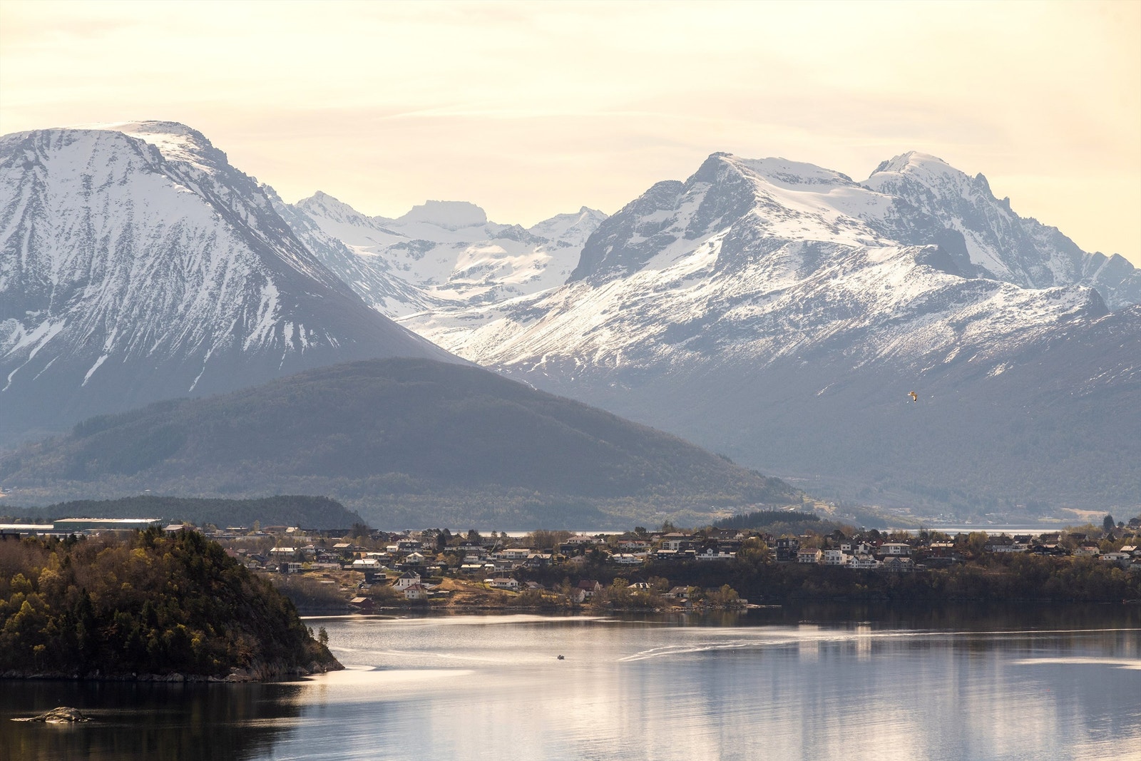 Utsikten strekker seg over fjorden og mot de majestetiske Sunnmørsalpene Galleribilde