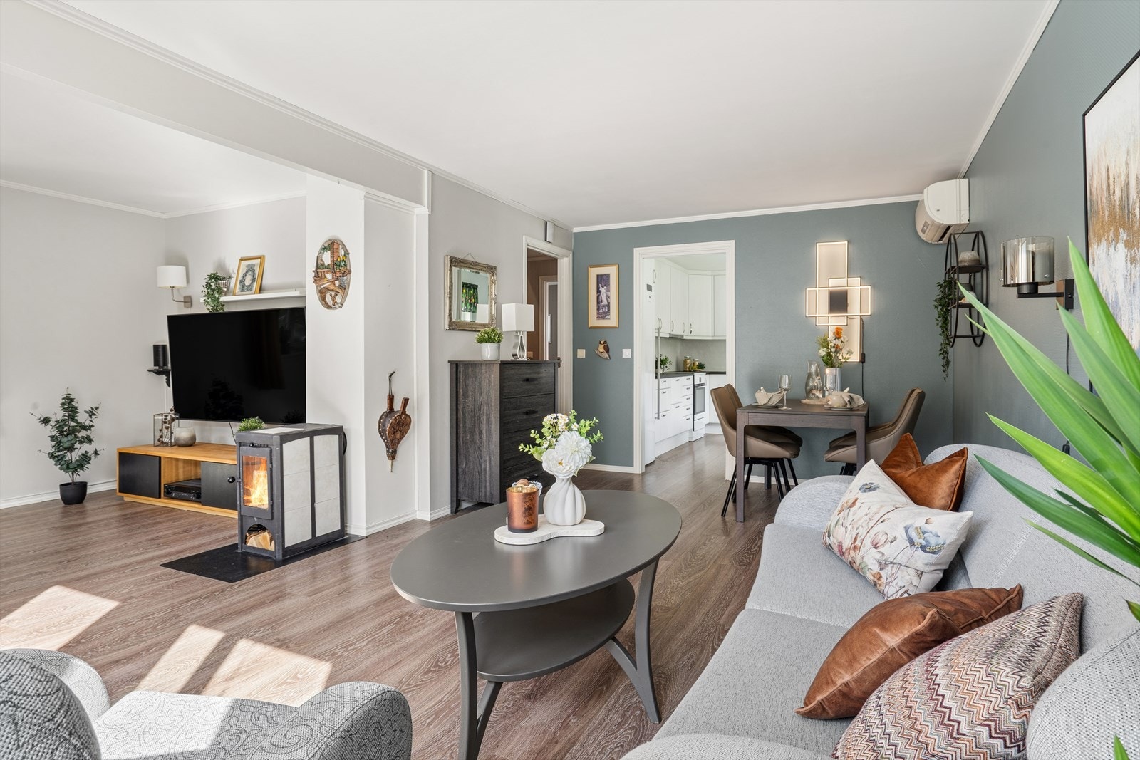 Stuen har en åpen og sosial planløsning med god forbindelse til spisestuen og kjøkkenet. Galleribilde