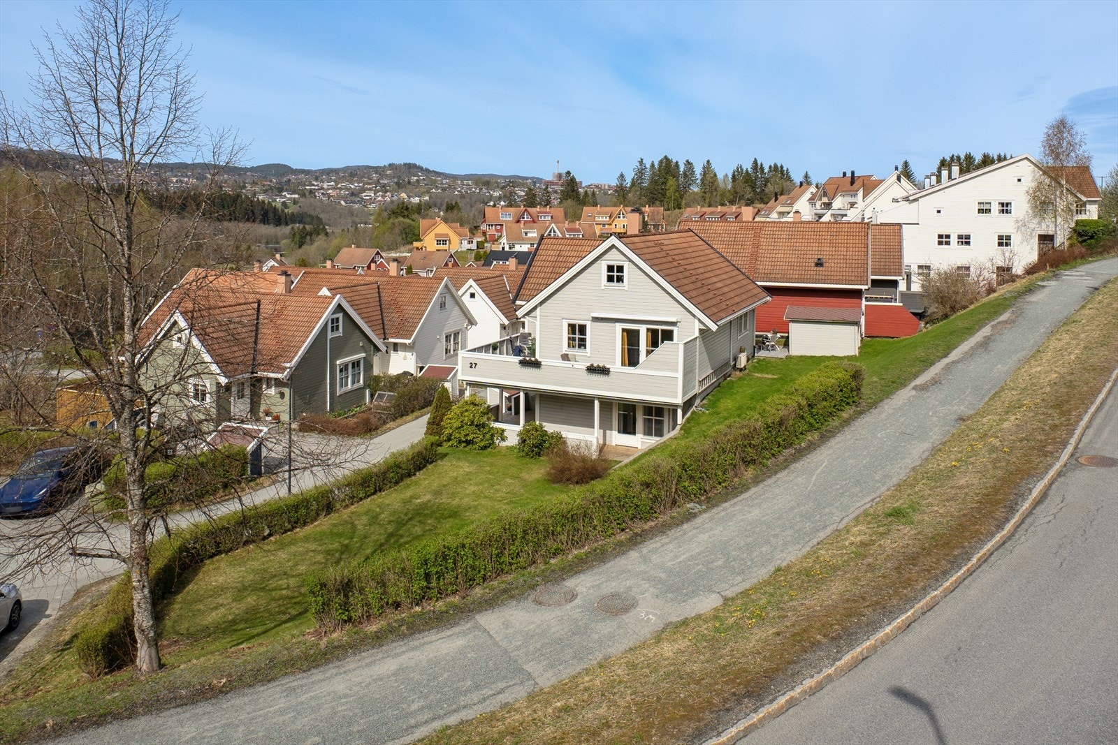 Boligen går over tre plan og inneholder stue, kjøkken, bad, wc-rom, vaskerom og tre soverom. Galleribilde