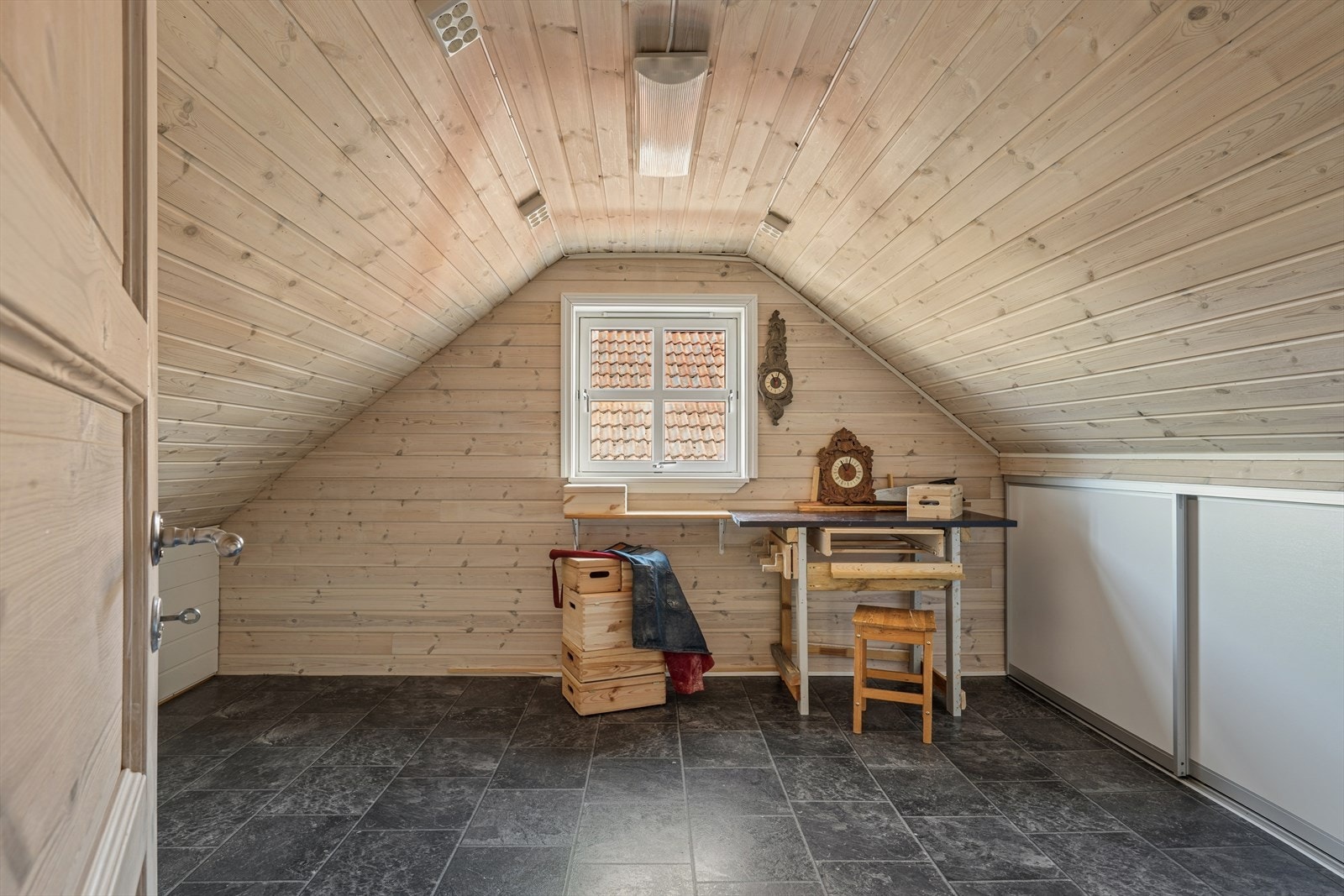 Det andre loftsrommet egner seg godt som hobbyrom eller til lagring. Galleribilde