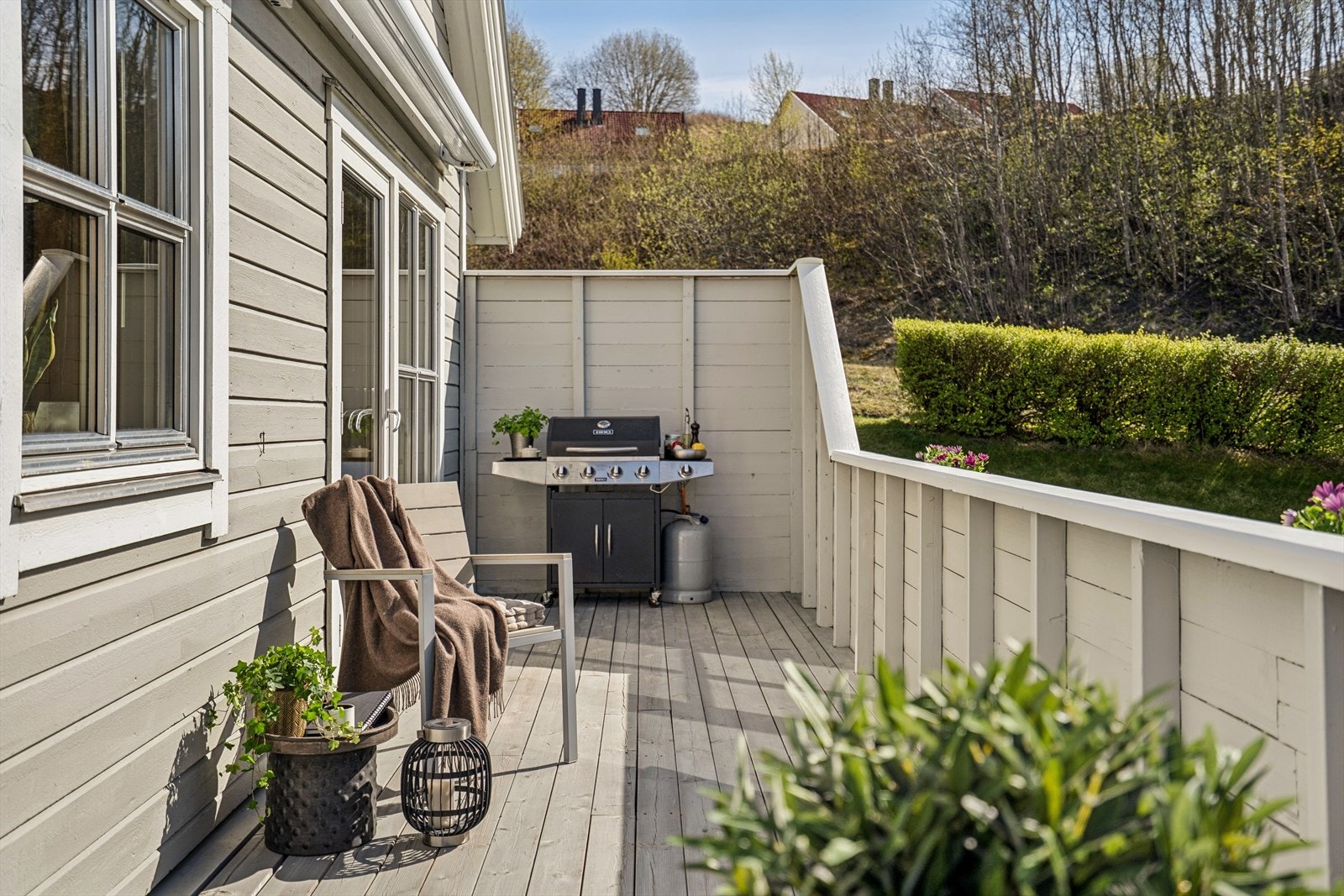 En usjenert krok på terrassen, perfekt for grill og sittegruppe. Galleribilde