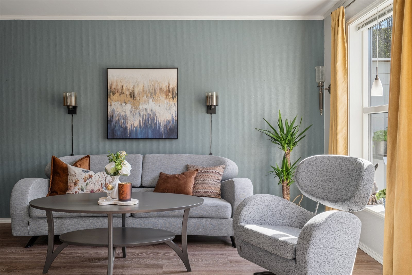 Store vindusflater gir rikelig med naturlig lys til oppholdsrommene. Galleribilde
