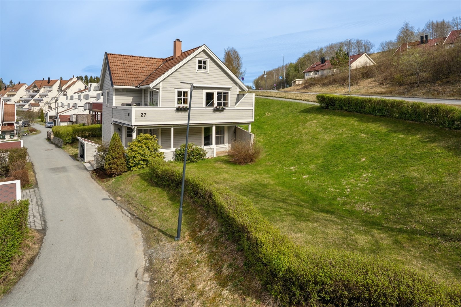 En attraktiv beliggenhet med en pen opparbeidet tomt. Galleribilde