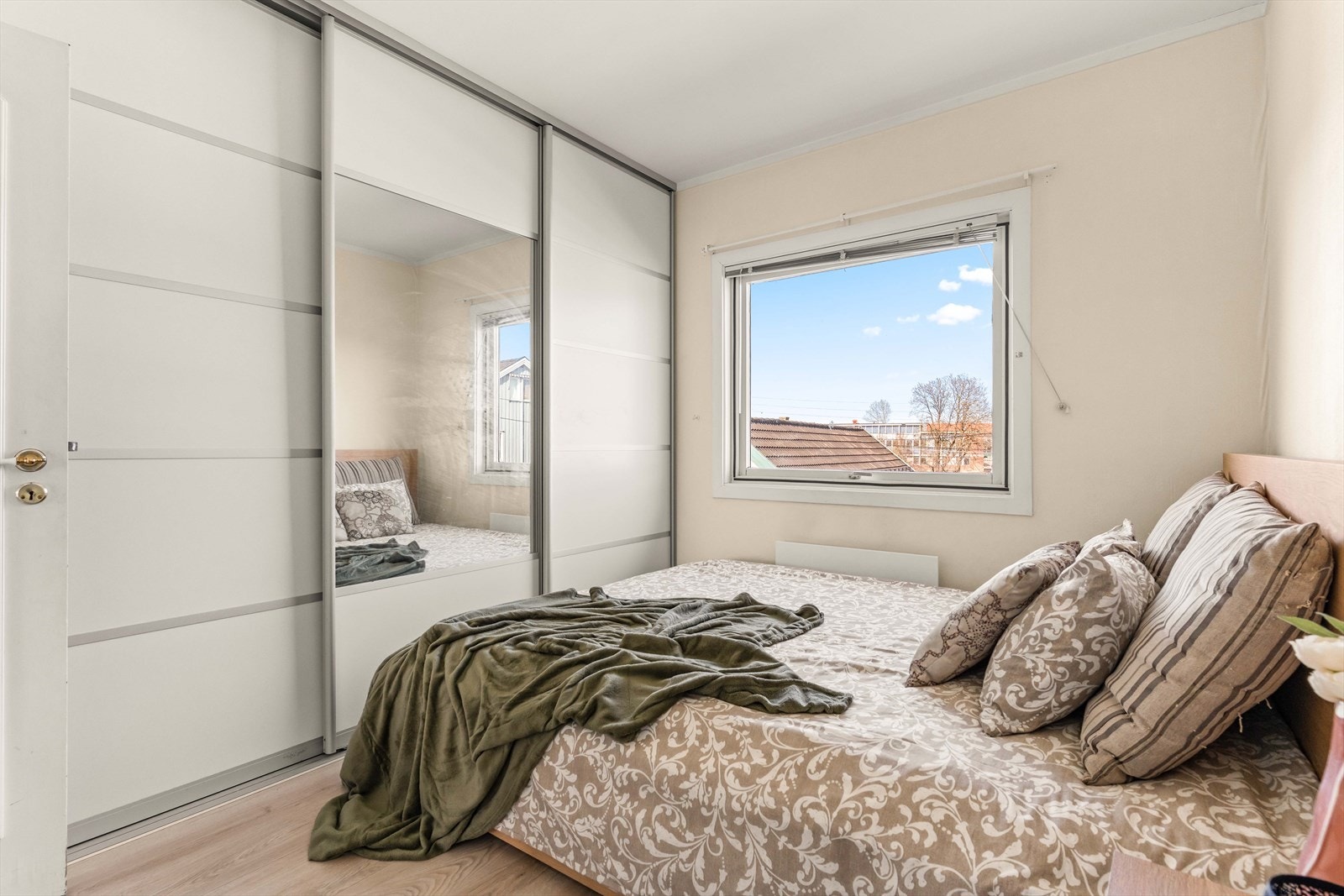 Her ser du soverommet med romslig garderobe, som bidrar til en ryddig og funksjonell innredning. Galleribilde
