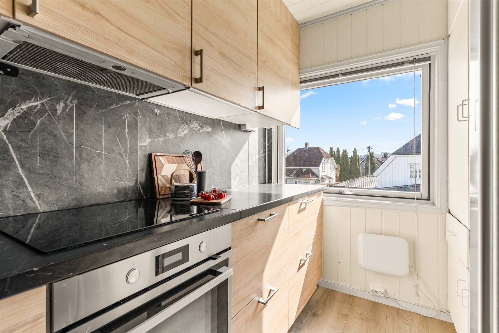 Kjøkkenet er også utstyrt med komfyrvakt og lekkasjevarsler med sensor og magnetventil. Galleribilde