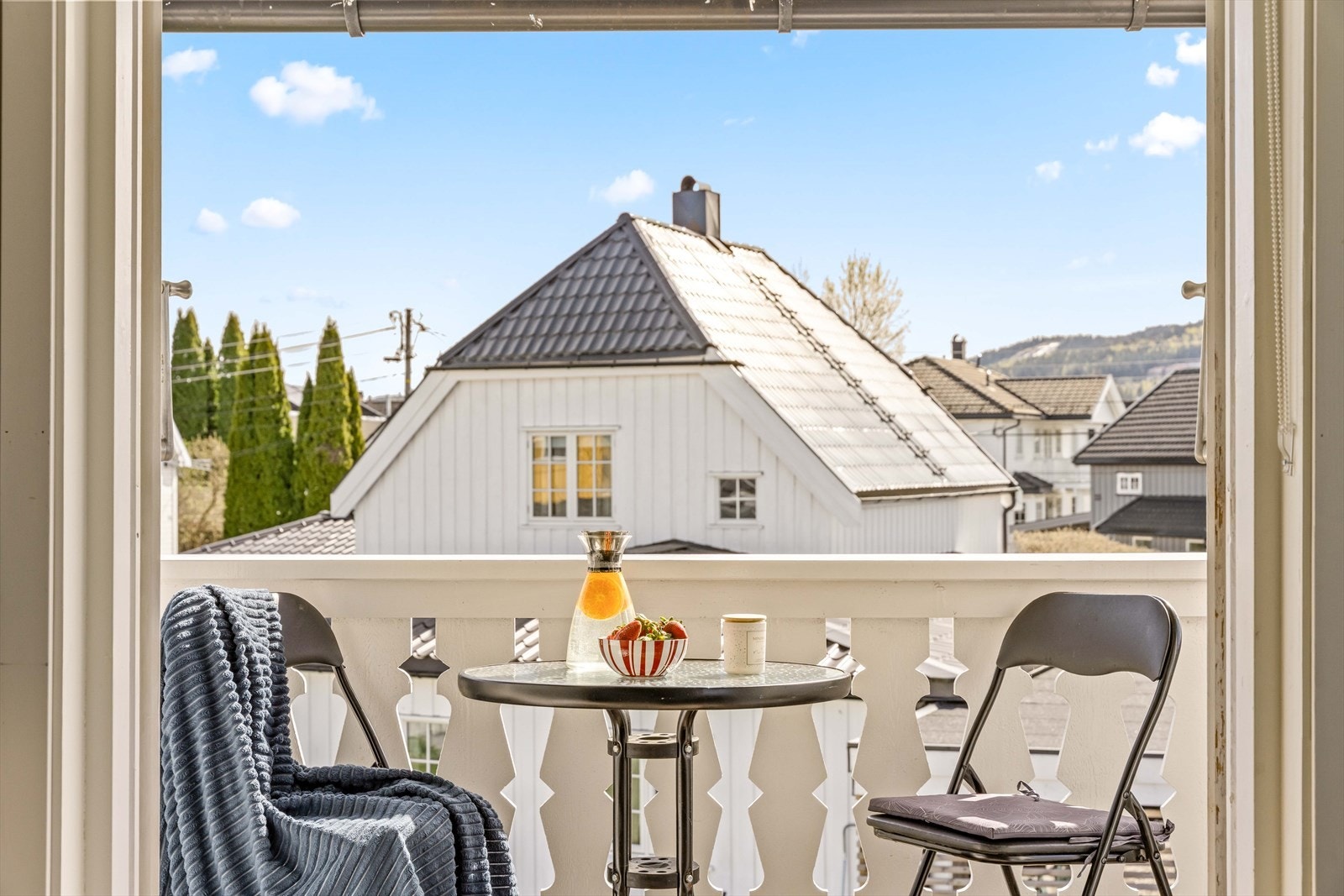 Fra balkongen ser du over hustakene i området, med himmelen som et vakkert bakteppe. Galleribilde