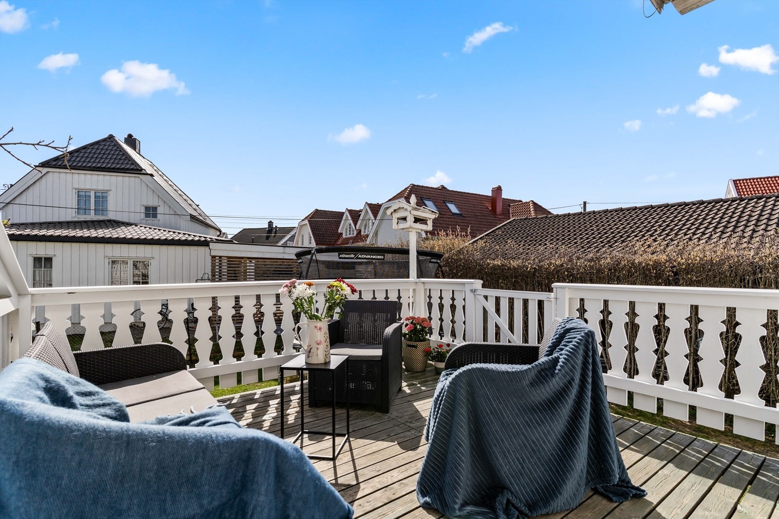 Fra terrassen kan du nyte utsikten over nabolaget. Galleribilde