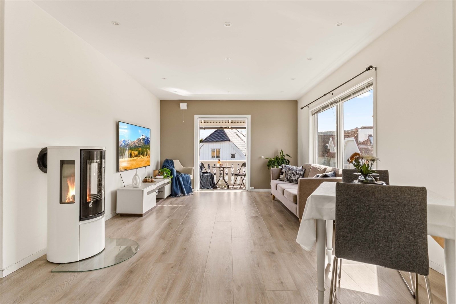 Rommet har downlights i himlingen og utgang til en balkong på ca. 3,9 m², perfekt for å nyte utsikten. Galleribilde