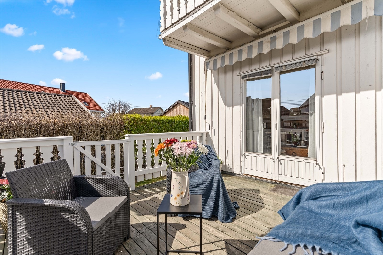 Her er det god plass til utemøbler og en markise er montert over uteplassen, som gir fleksibel solskjerming. Galleribilde
