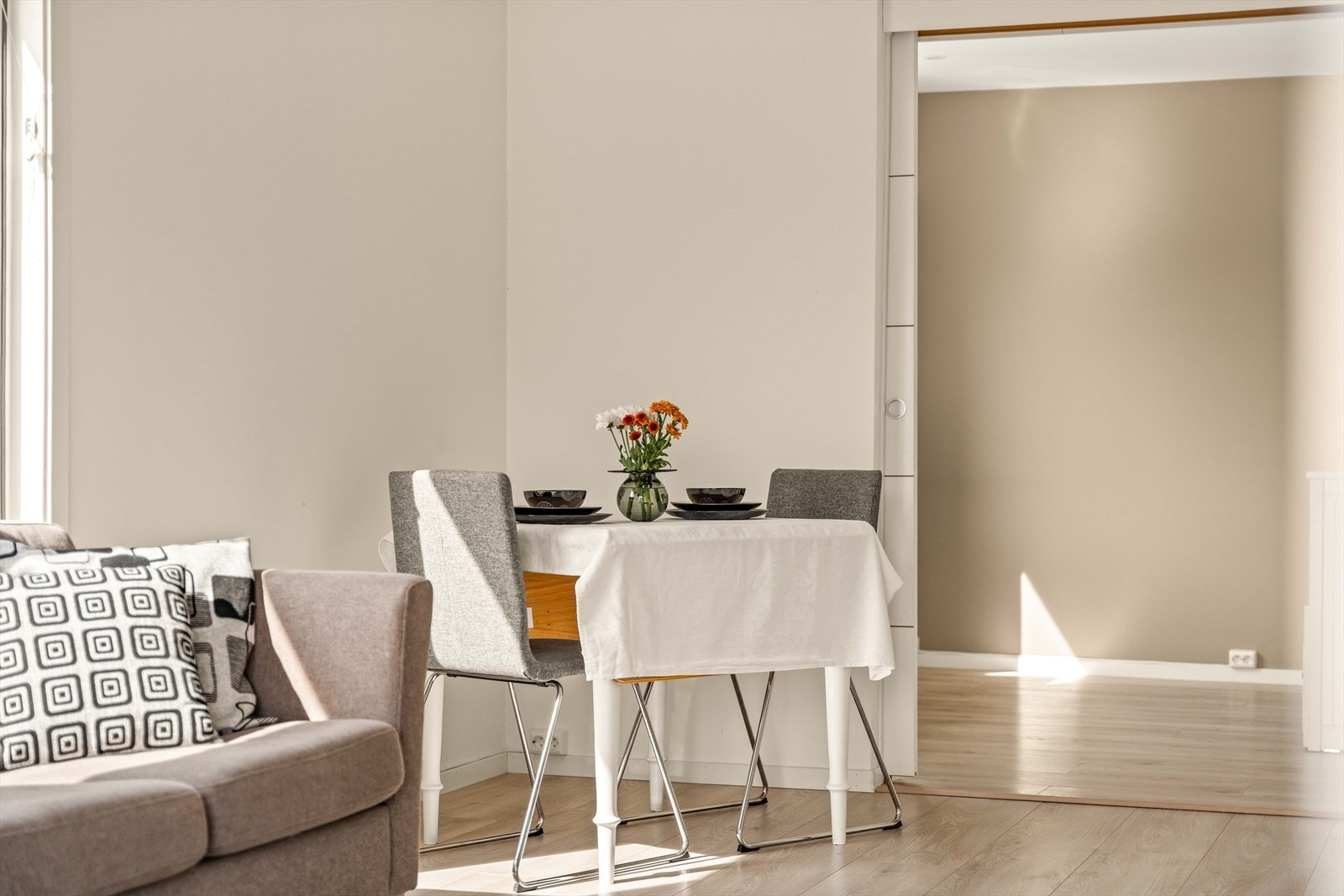 Spiseplassen er naturlig avgrenset, men likevel åpen mot stuen, noe som gir fleksibilitet i møbleringen. Galleribilde