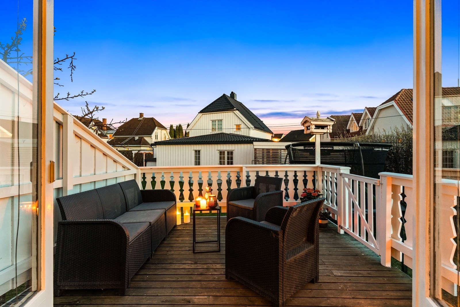 På kveldstid forvandles terrassen i hybelen til en stemningsfull uteområde. Galleribilde