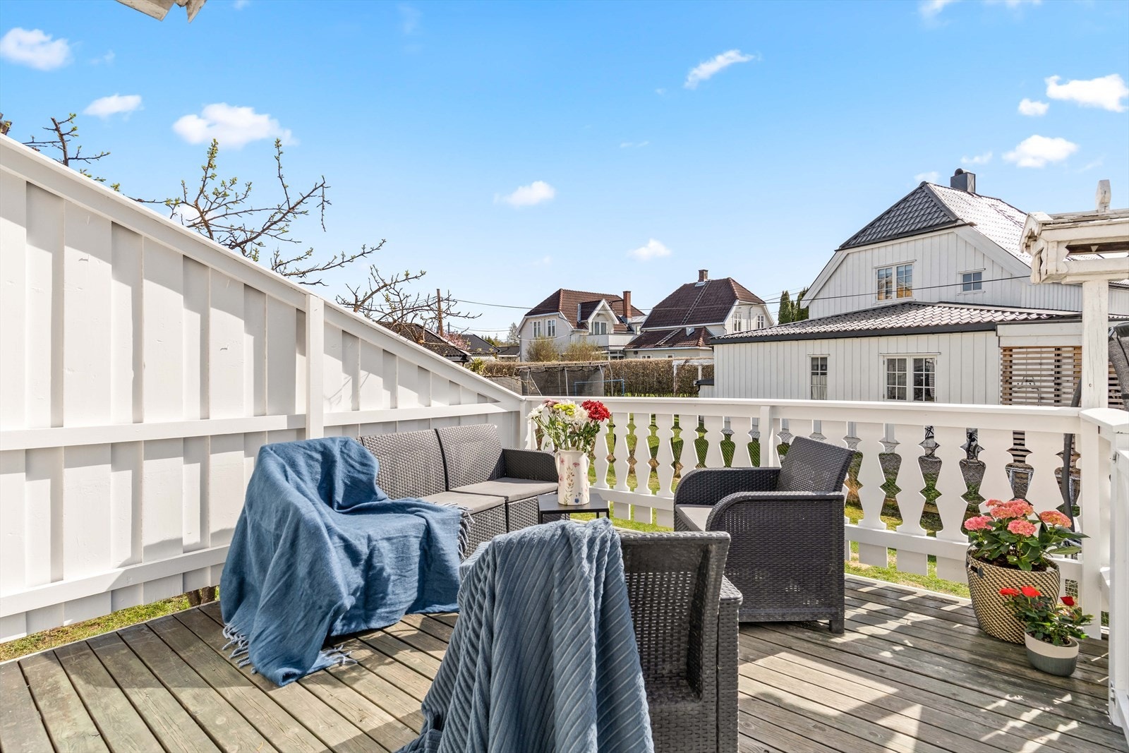 Terrassen byr på et romslig uteområde, ideelt for avslapning og sosiale stunder. Galleribilde