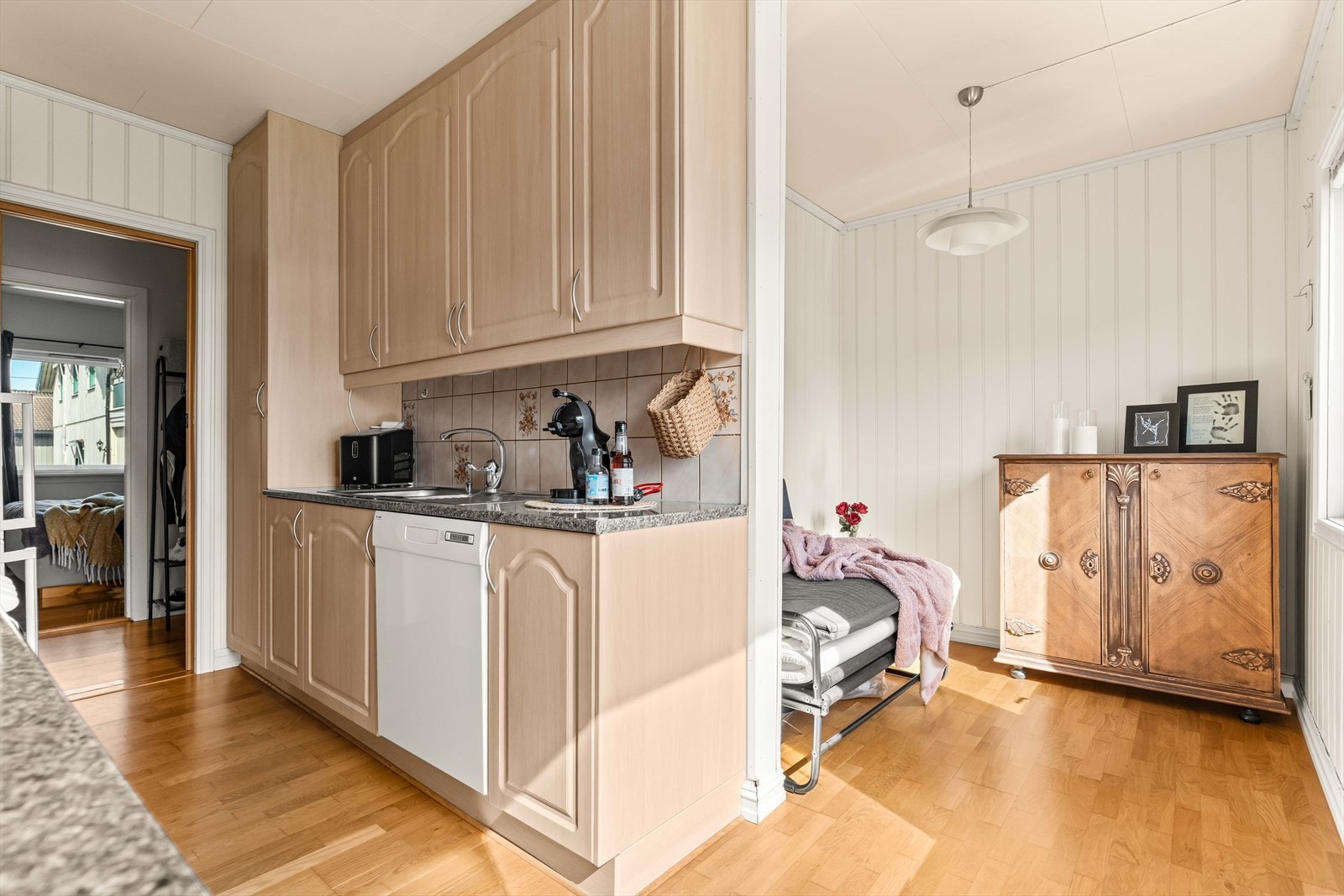 Her er det plass til frittstående oppvaskmaskin og komfyr, med fliser over benkeplaten. Galleribilde