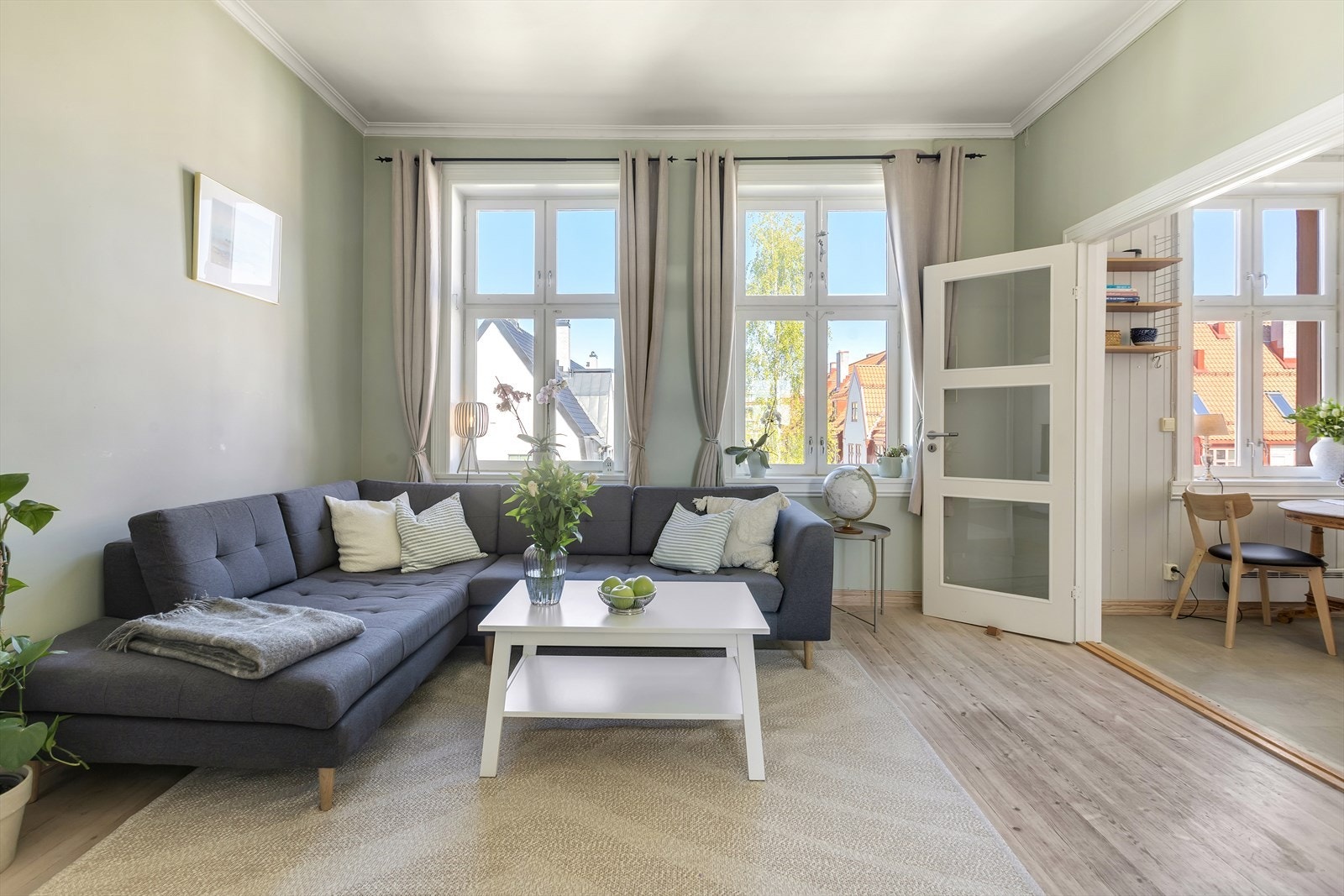 Leiligheten ligger i 4. etasje og inneholder entré, kjøkken, stue, to soverom og bad. Galleribilde