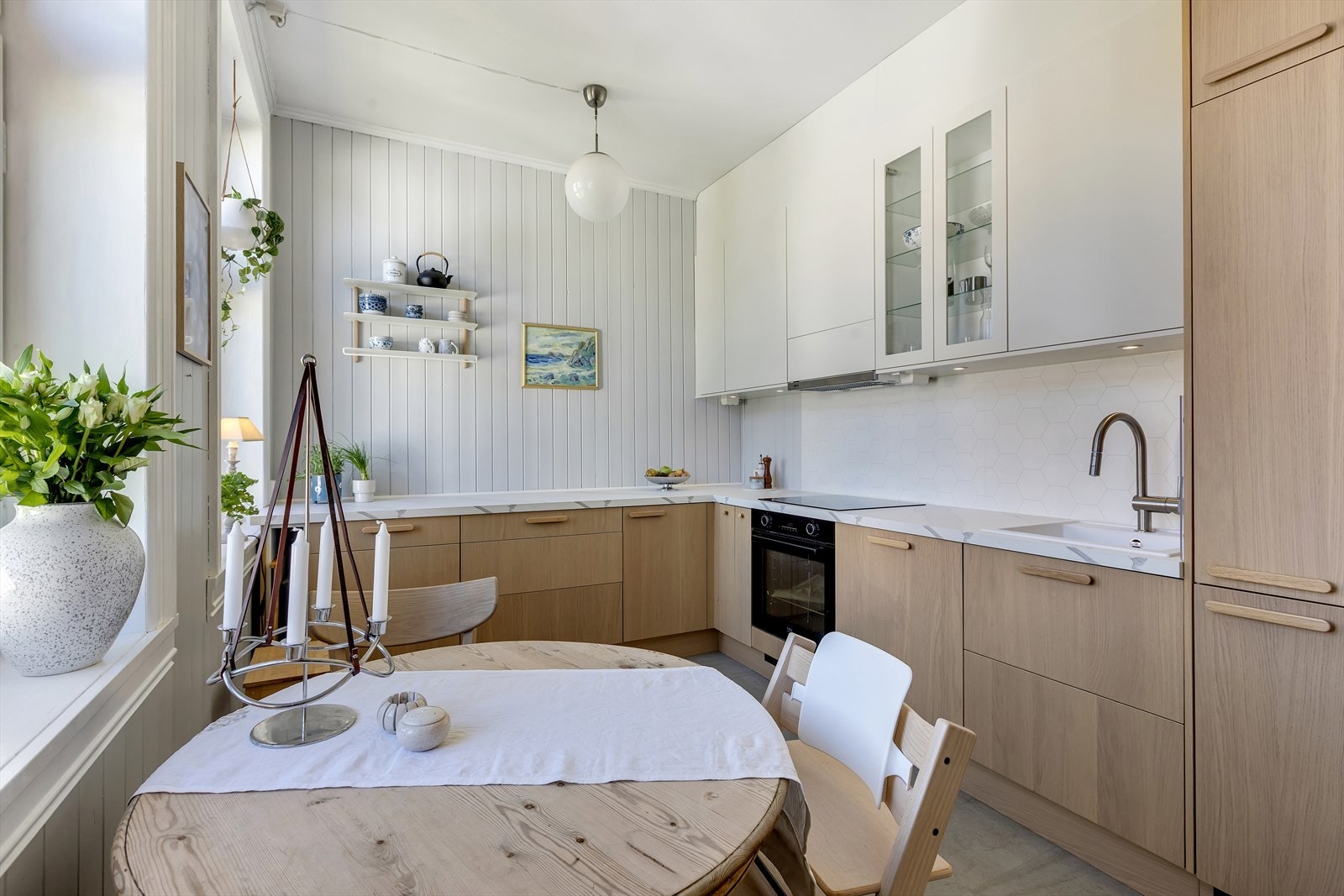 Hvitevarene er integrerte og består av ovn, koketopp, oppvaskmaskin og kjøle- og fryseskap. Galleribilde