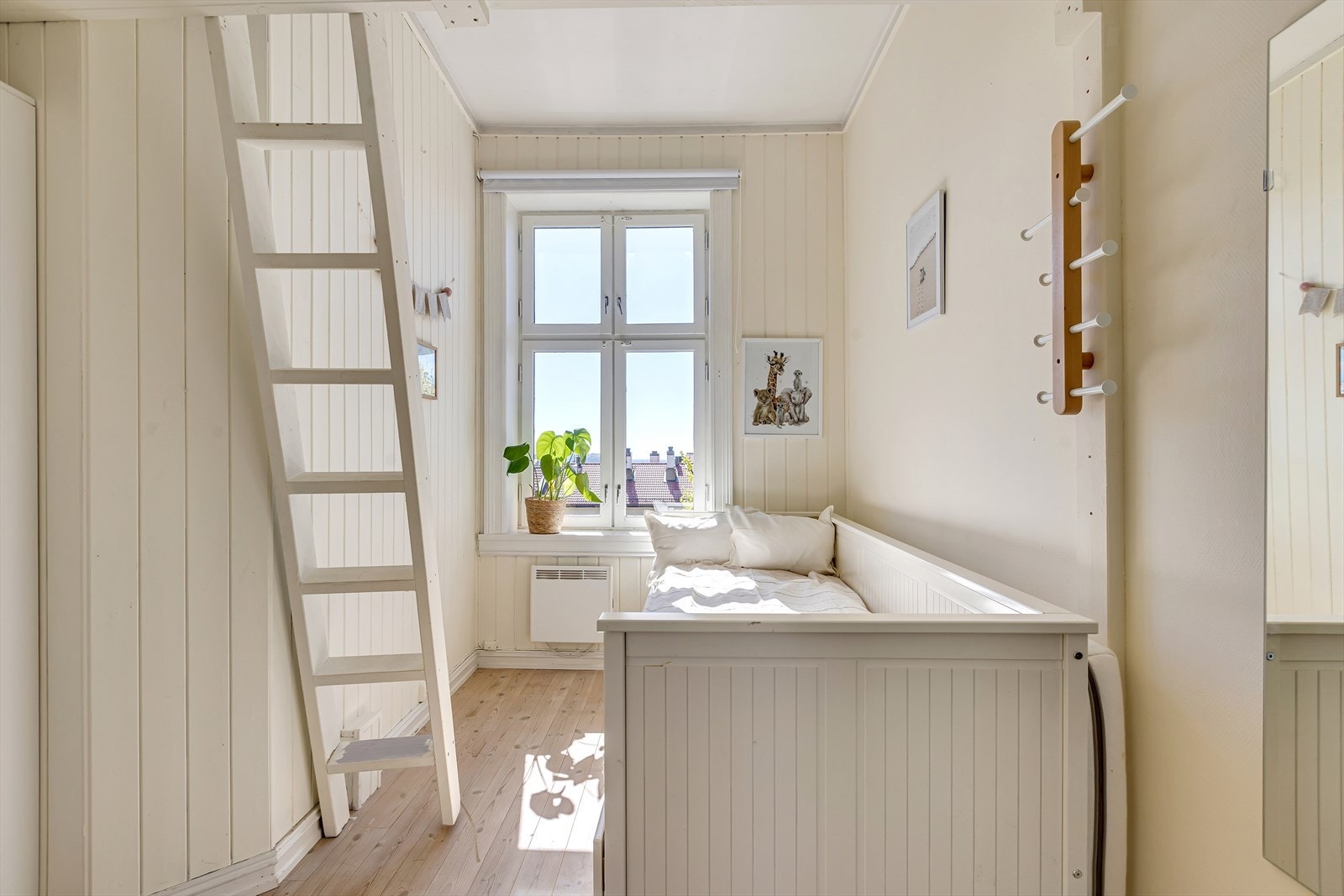 Rommet har plass til seng, skrivepult og garderobeskap. Galleribilde