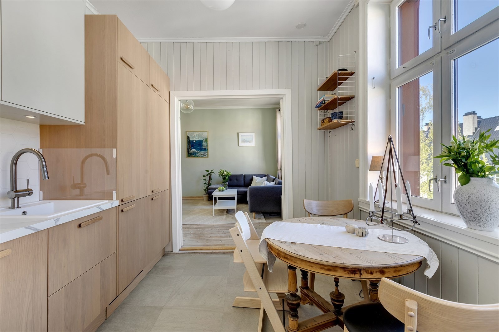 Det er plass til spisebord ved vinduet. Galleribilde