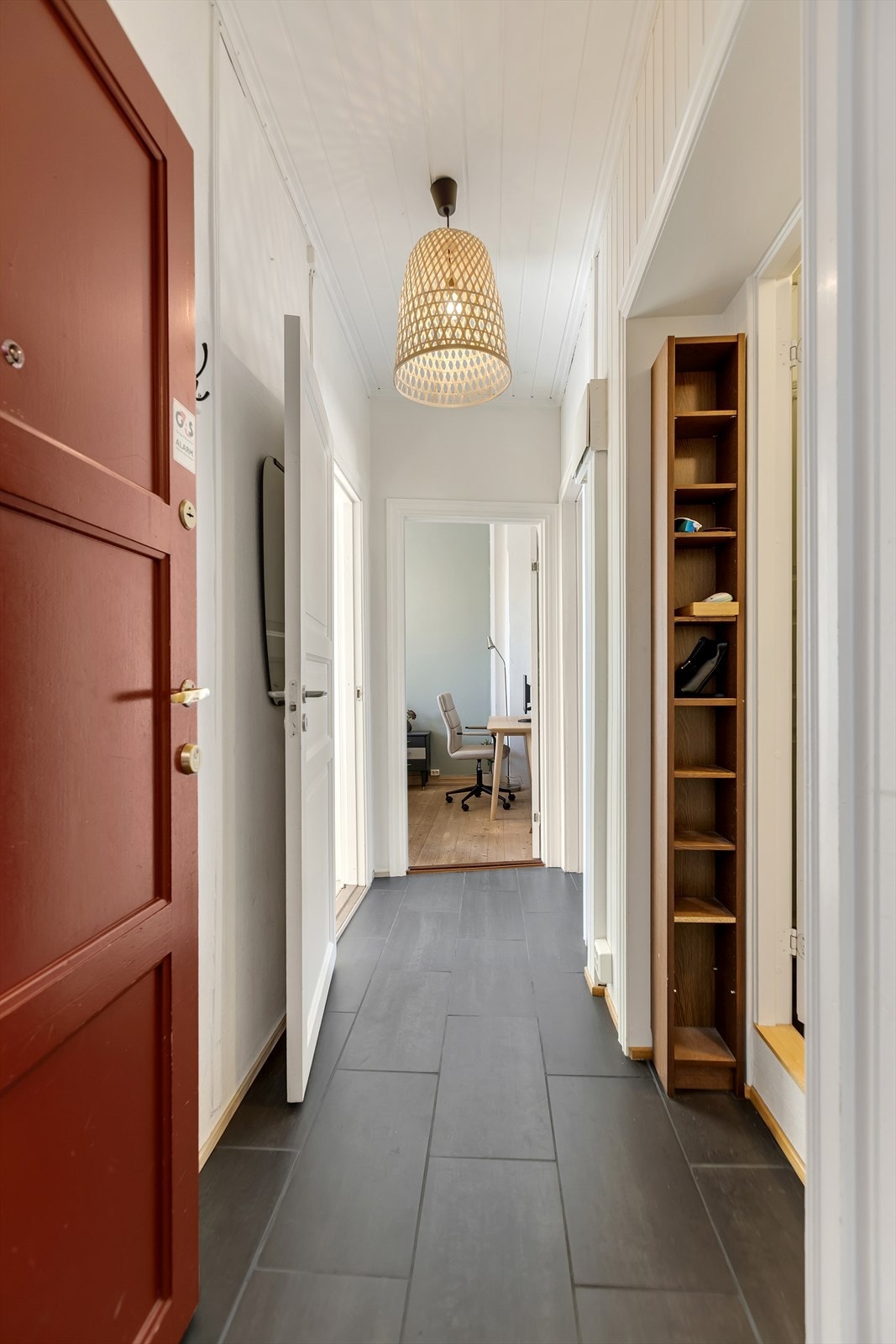 I gangen er det plass til knagger og skohylle for oppbevaring av yttertøy. Praktiske gulvfliser. Galleribilde