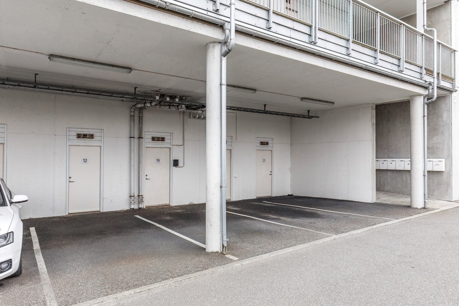 Parkering i carport Galleribilde