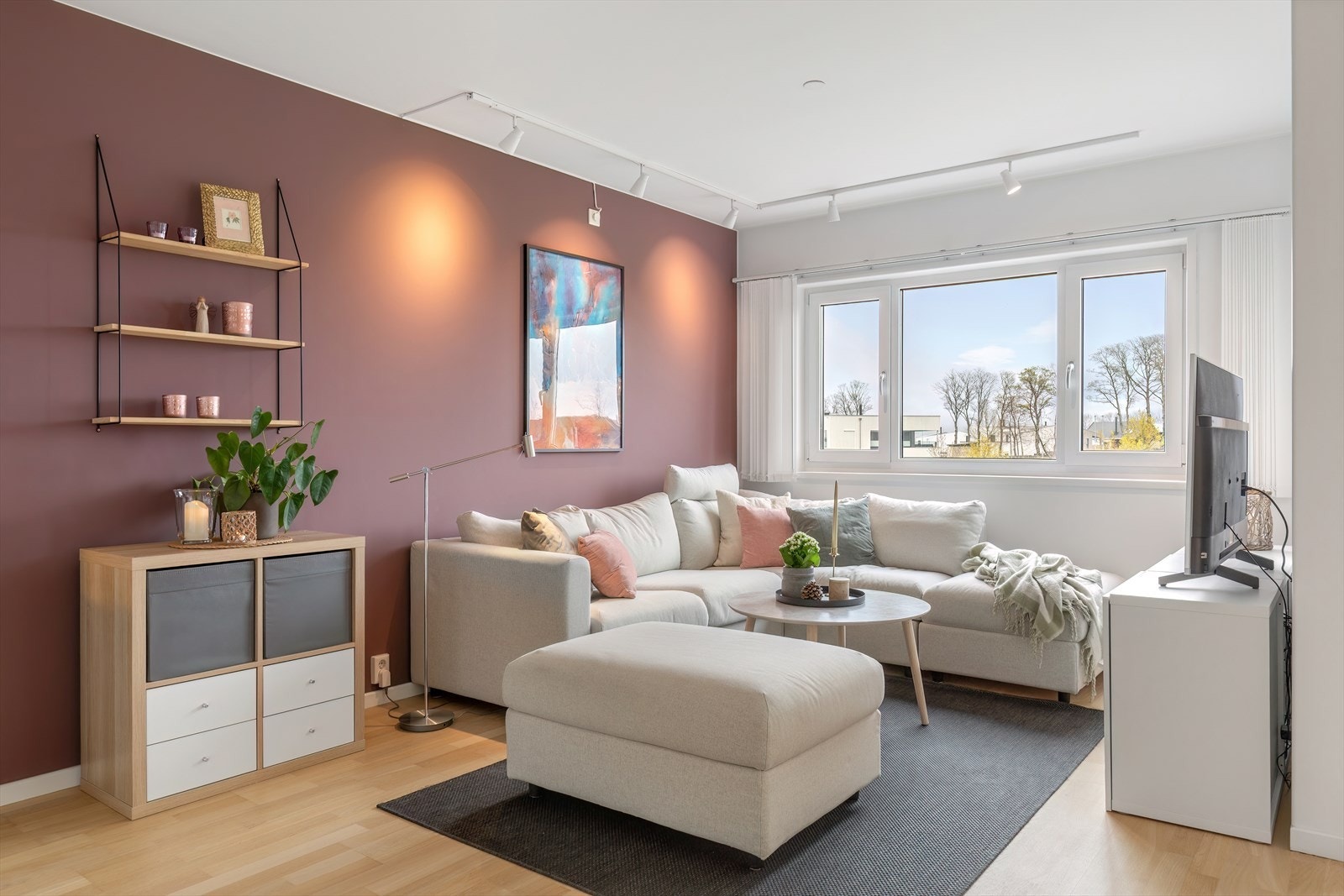 Stue med god plass til en sofagruppe Galleribilde