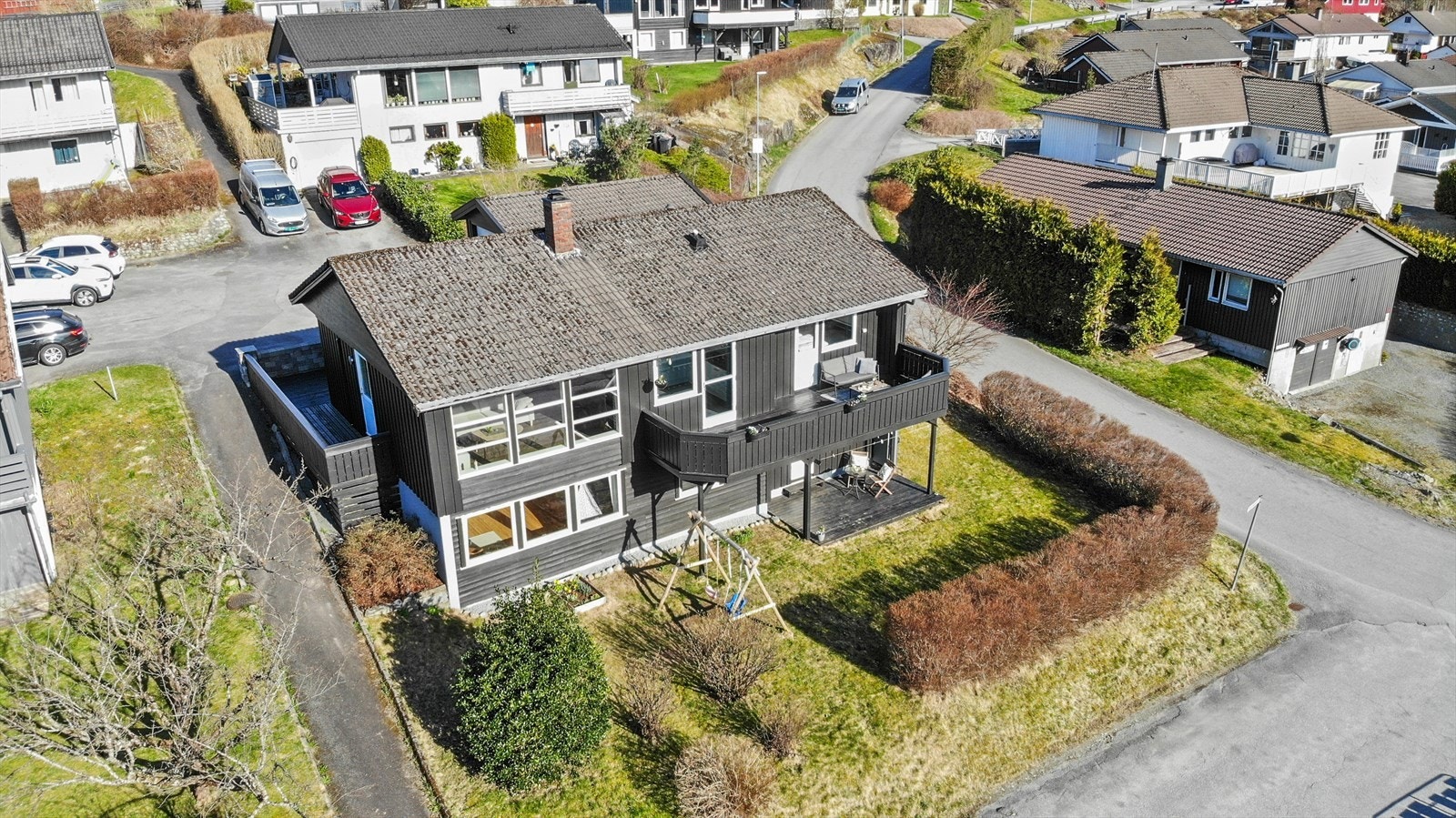 Eiendommen ligger i et etablert og barnevennlig boligområde med lite gjennomgangstrafikk. Galleribilde