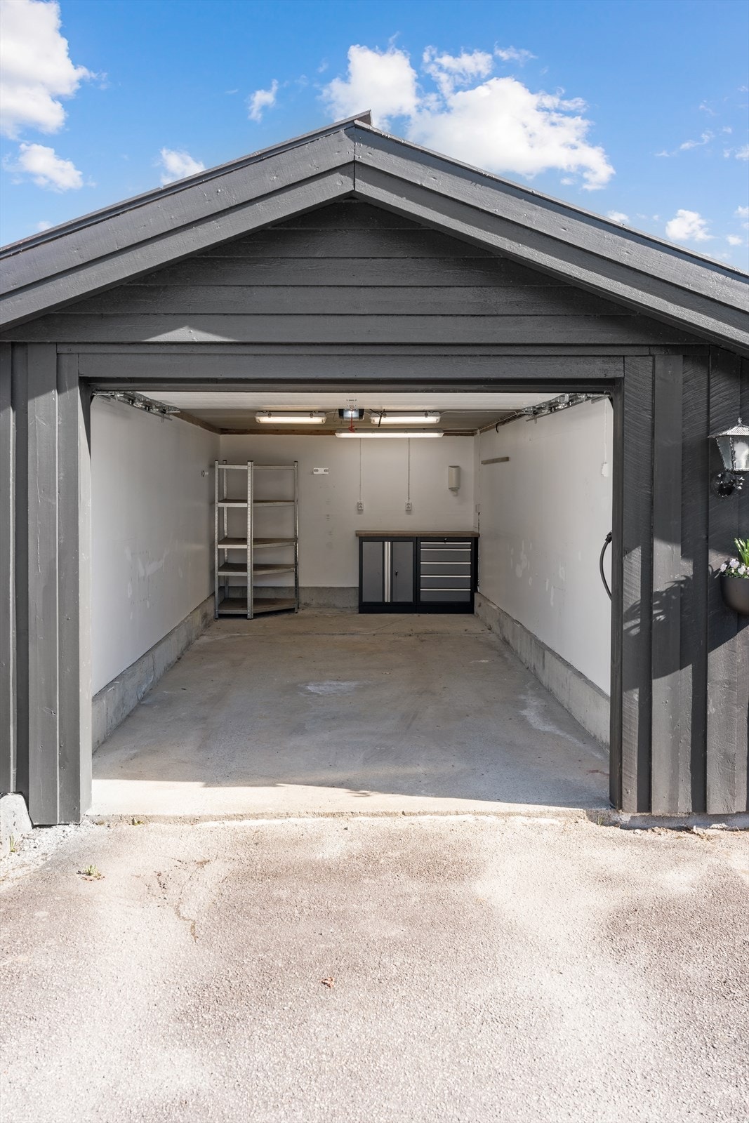 Garasjen har også en praktisk bod for ekstra lagring. El.billader montert. Galleribilde