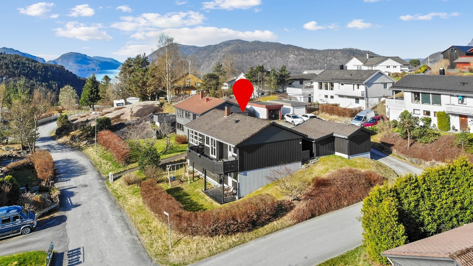 EiendomsMegler 1 v/ Kjetil Helland presenterer Prestaåsen 28. Foto: Espen Emil Søreng. Barnevennlig beliggenhet med lekeplass like utenfor og kort vei til skole, barnehage og idrettsområde. Galleribilde