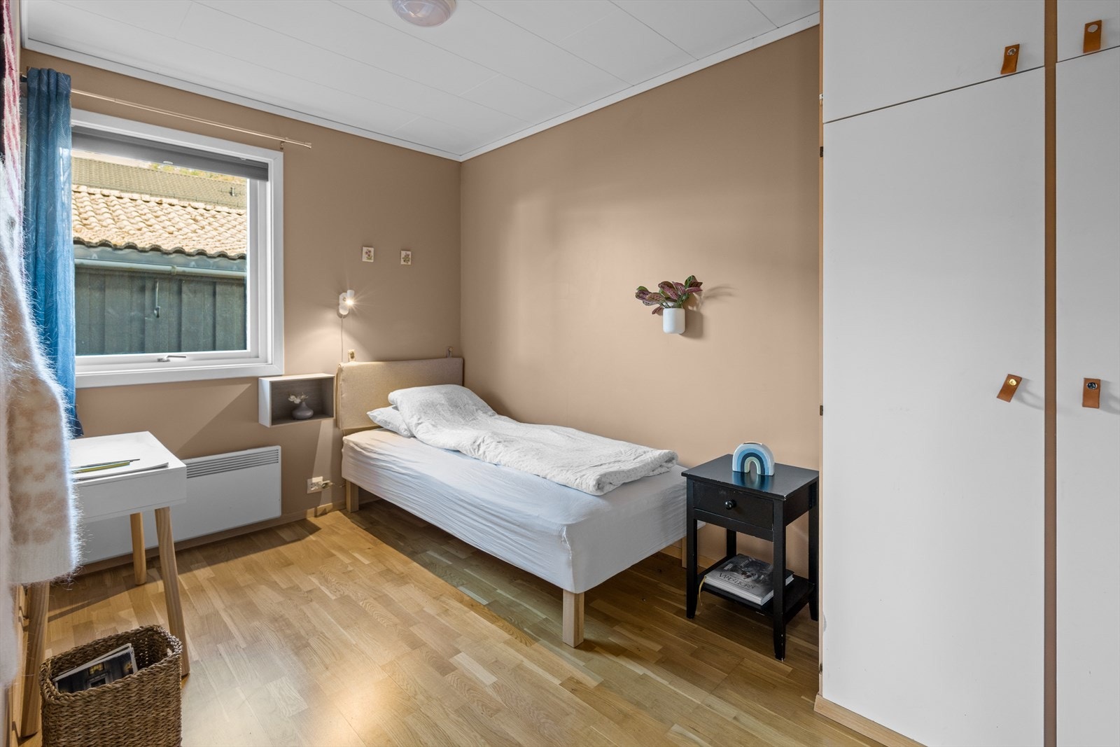 Det andre soverommet i hovedetasjen, med plass til seng, skrivepult og garderobeløsning. Galleribilde