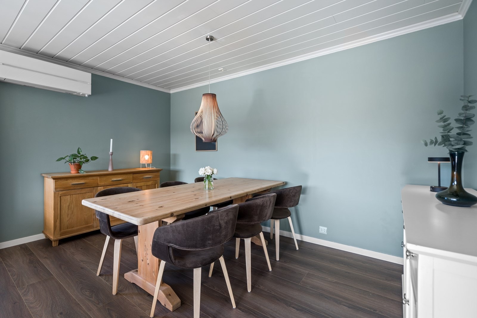 Spisestuen ligger i åpen løsning med stuen og har plass til langbord for hyggelige sammenkomster. Galleribilde