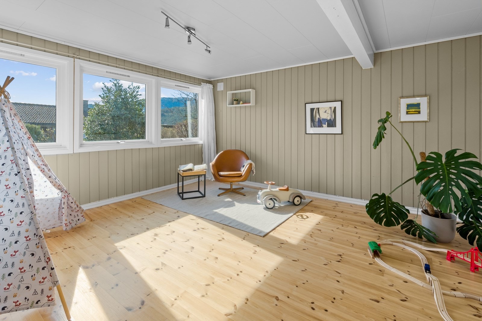 Romlig og lys kjellerstue Galleribilde