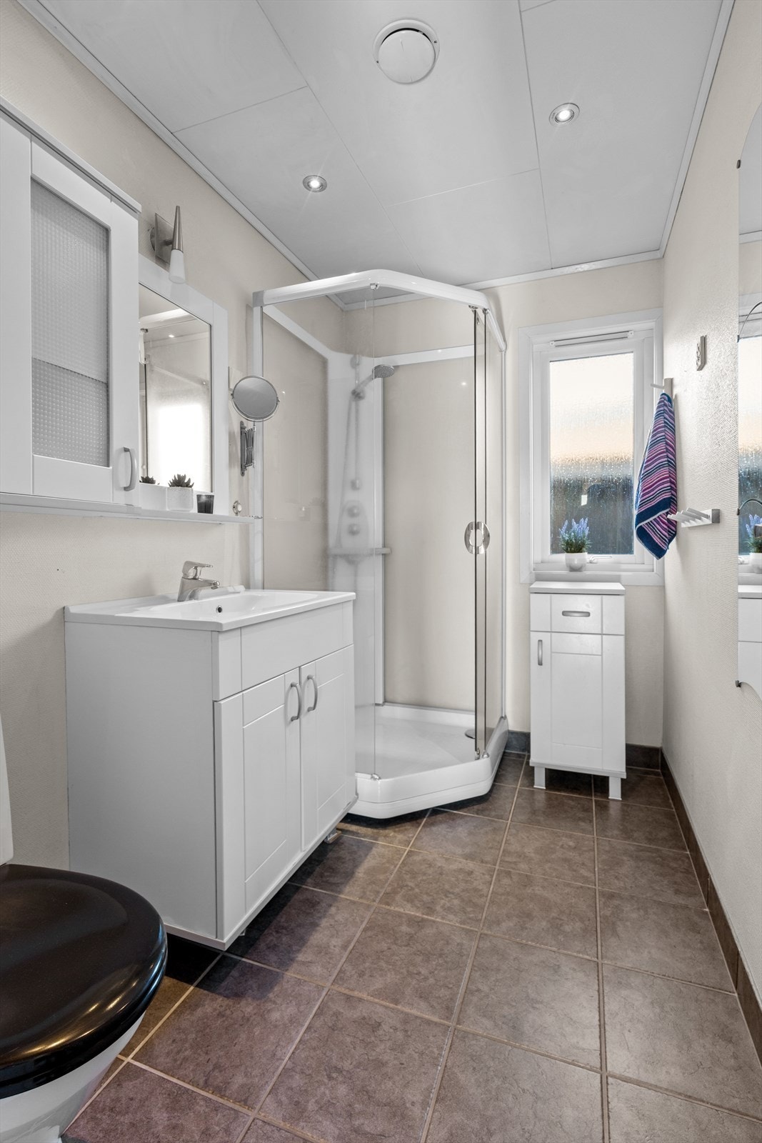 Badet i hovedetasjen ble pusset opp i 2002 og har flislagt gulv, dusjkabinett og mekanisk avtrekk. Galleribilde