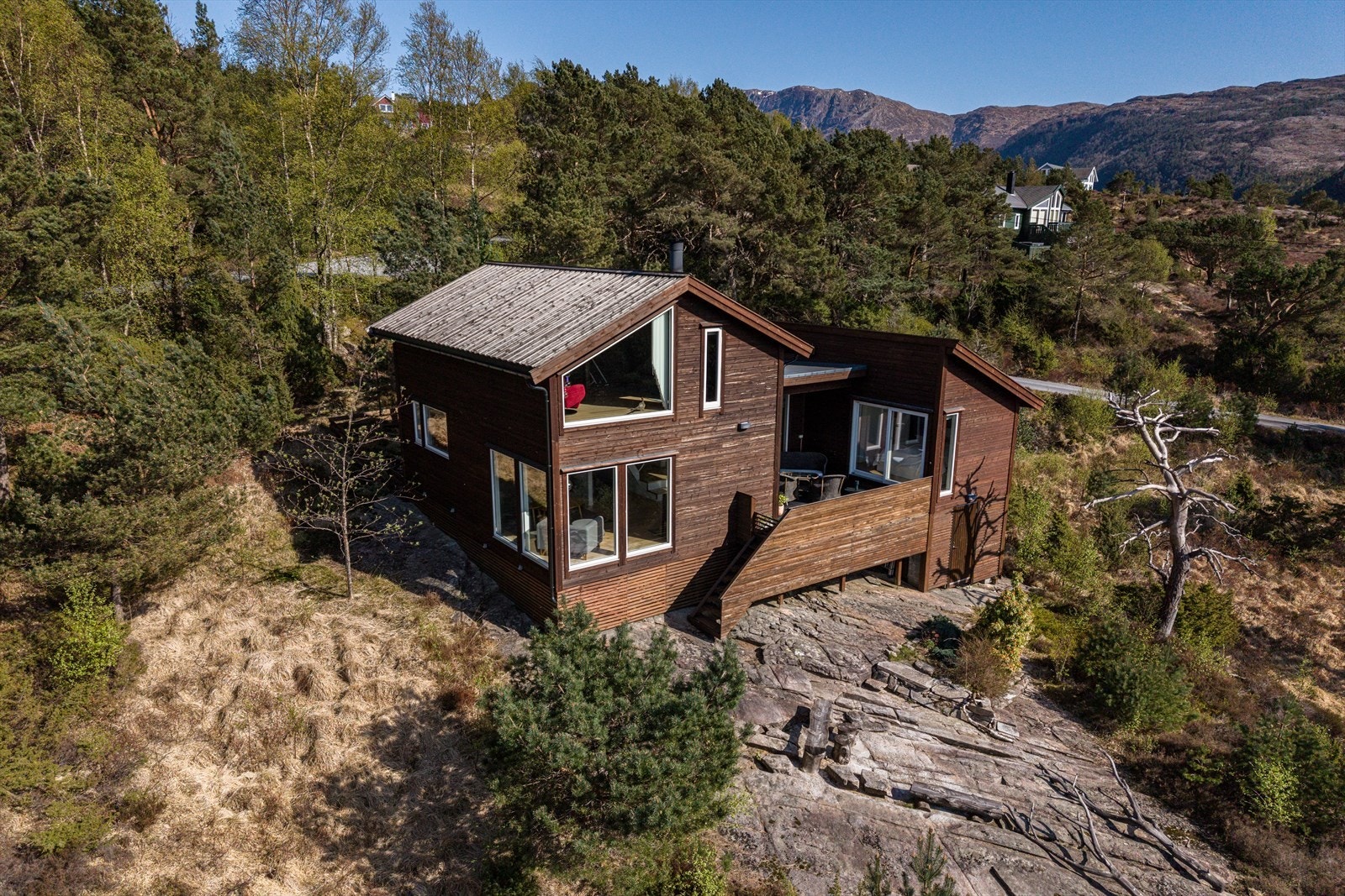 Aktiv Eiendomsmegling v/ Tobias Nordahl-Pedersen har den store gleden av å presentere Dingeneset 1! Velkommen til en fantastisk hytte med god standard og nydelig utsikt. Foto:Benjamin Dowling. Galleribilde